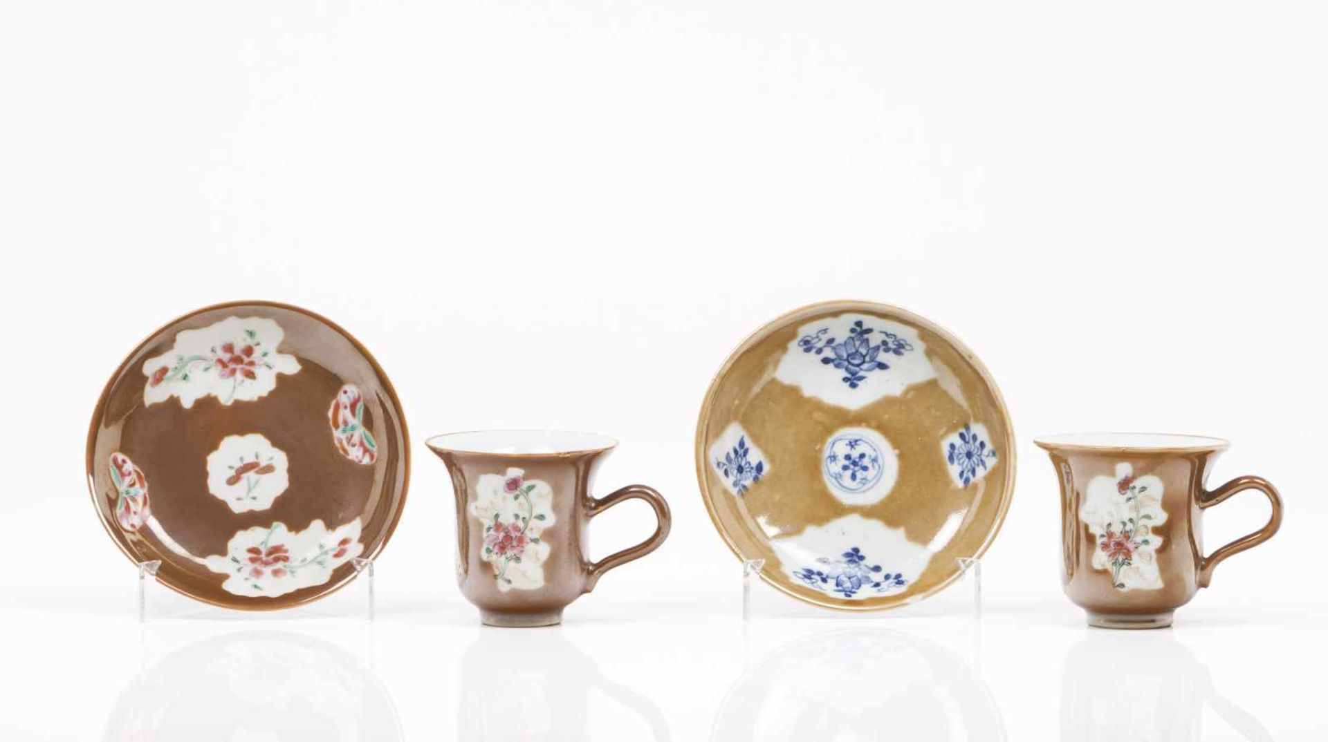 Two cupsTwo cups and one saucer in chinese export porcelainChocolate brown decoration with