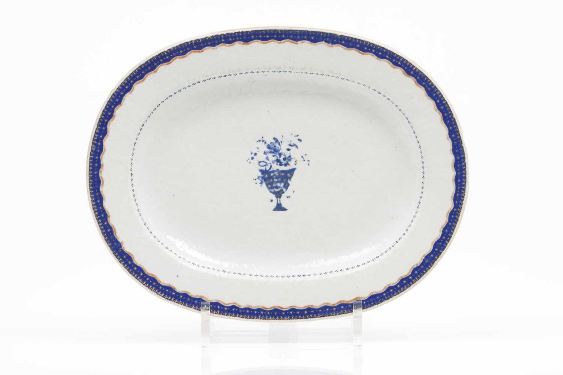 A small trayChinese export porcelainBlue, iron oxide and gilt decorationQianlong reign (1736-1795)