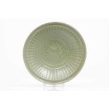 A plateChinese porcelainCeladon glaze decorationQing dynasty(restored)Diam.: 33,5 cm- - -15.00 %