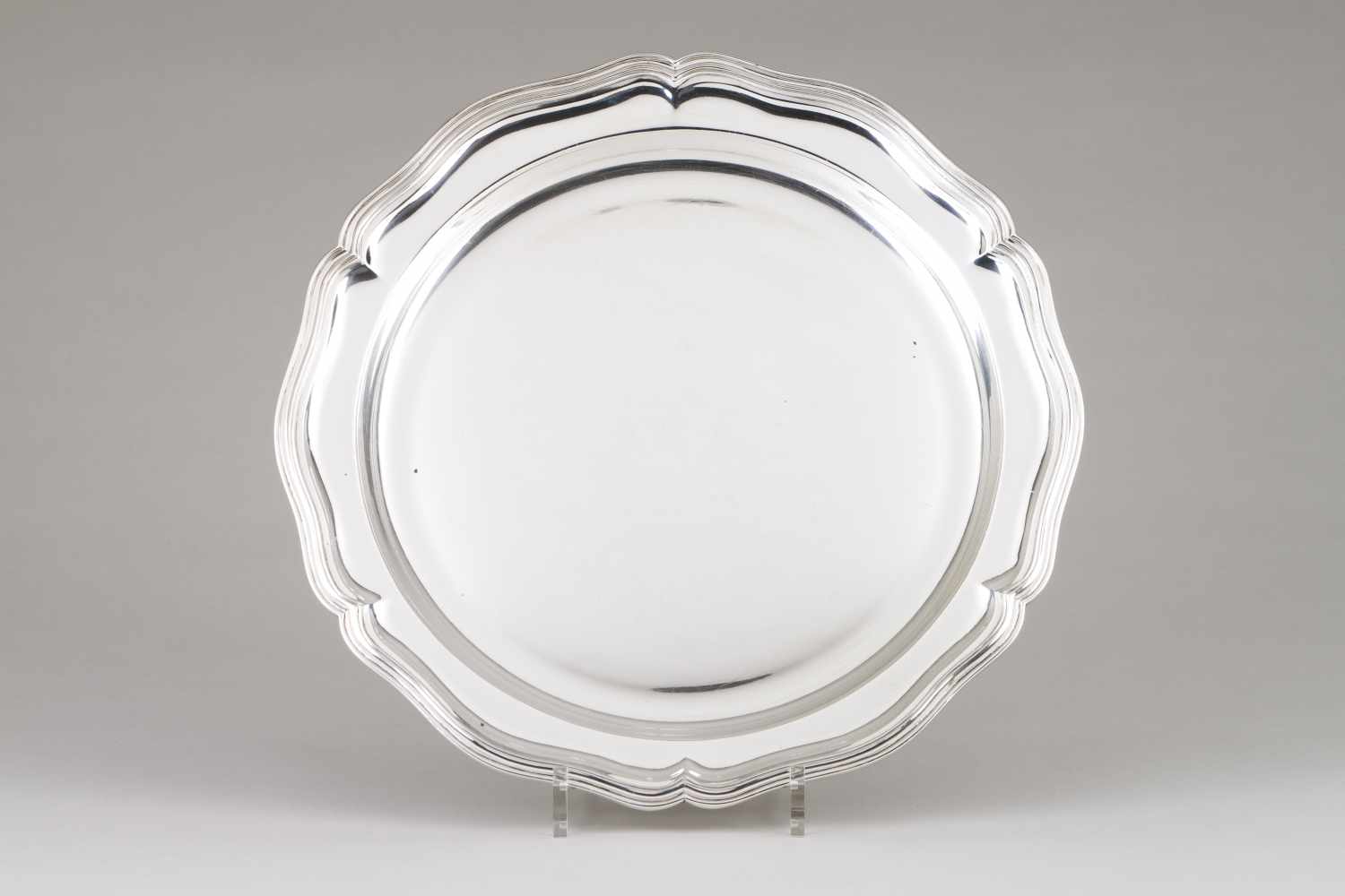 A serving plate