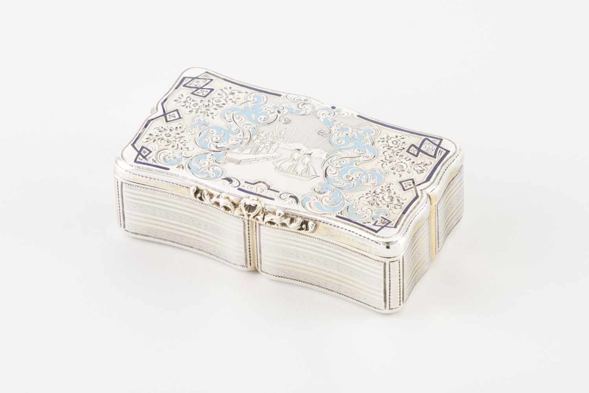 A snuff box