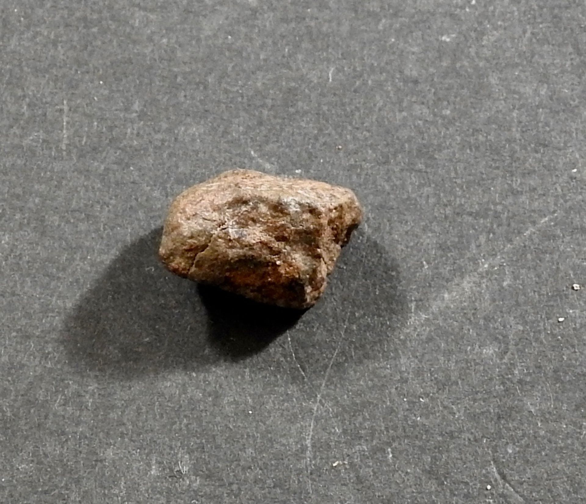 Météorite. Chondrite . - Fragment provenant de l’explosion du cœur d’un [...]