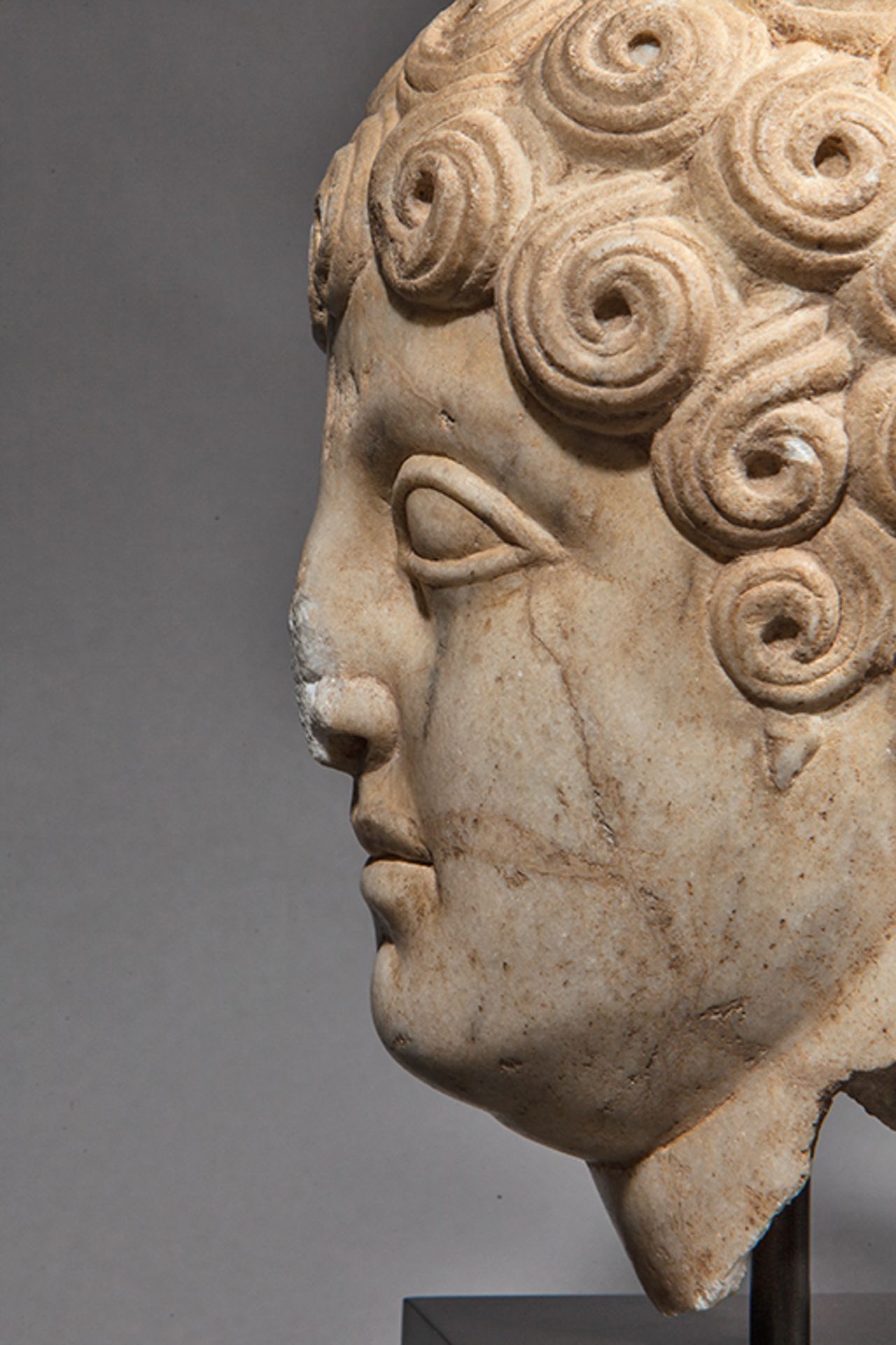 Tête en marbre de jeune homme à la chevelure courte et ondulée. Epoque romaine. [...] - Bild 3 aus 4