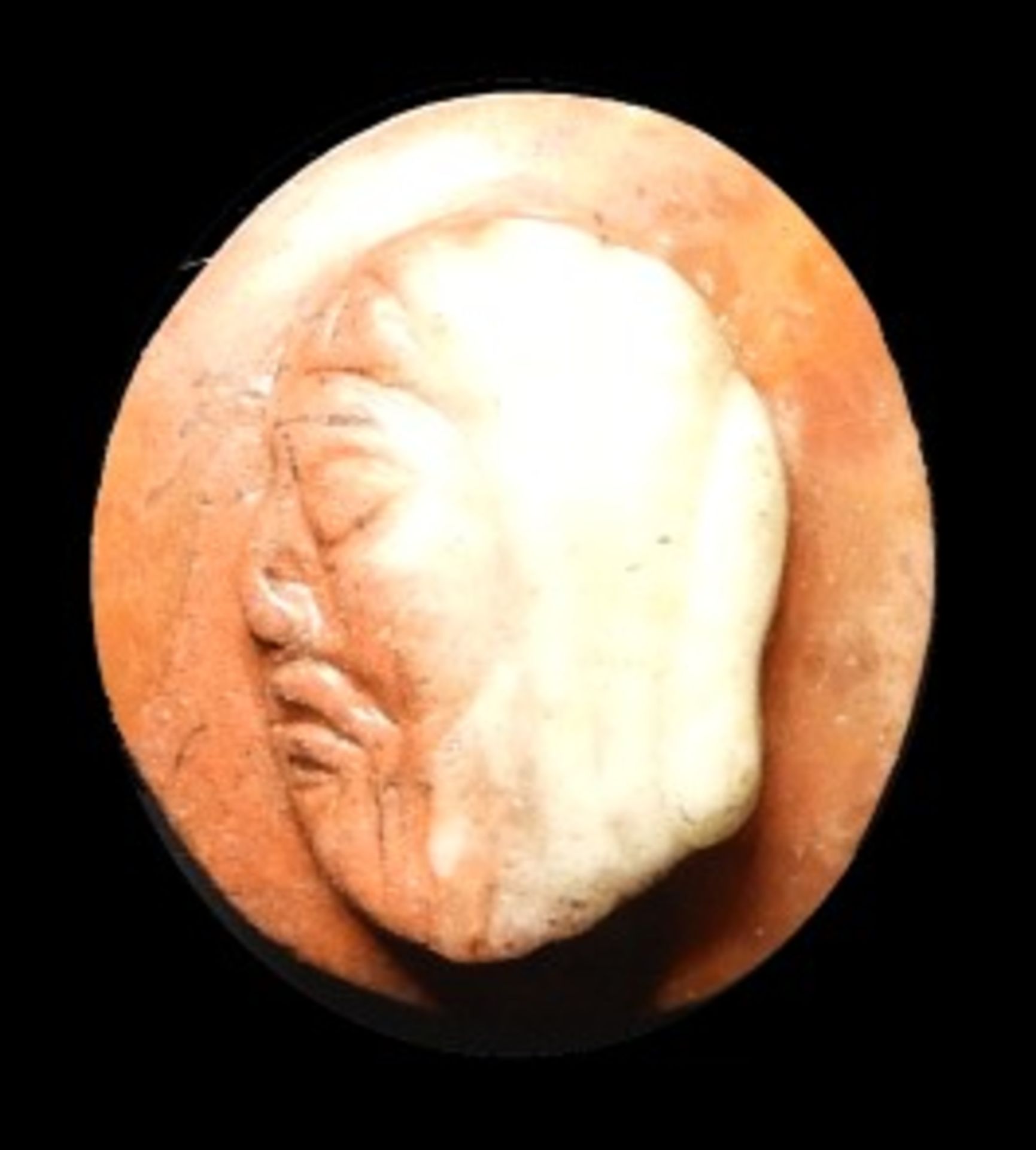 Camée représentant un portrait masculin à gauche. - Agate bicolore. Art romain. [...]