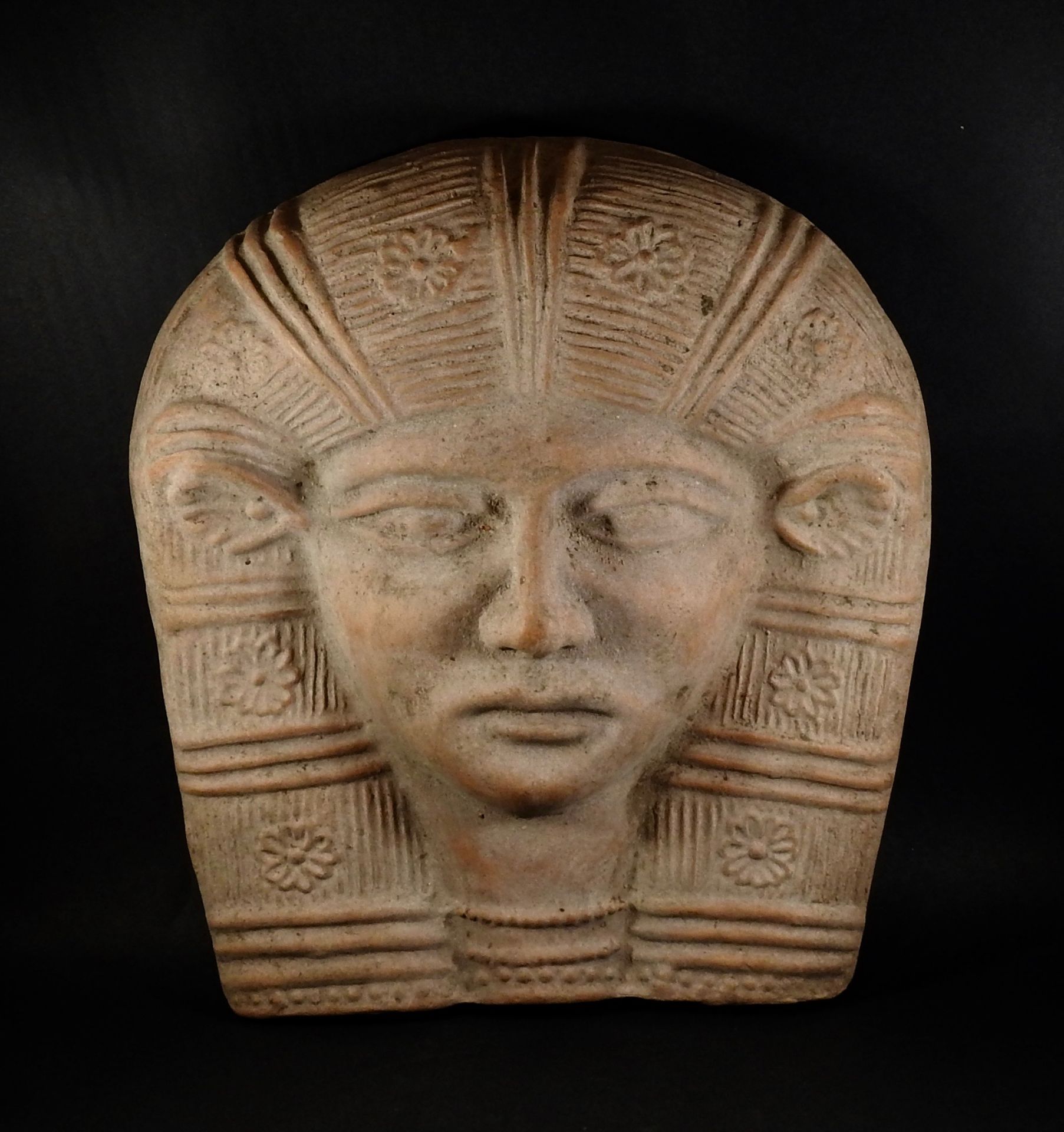 Représentation d’une tête de la Déesse Isis Hathor. Applique protectrice. - [...]