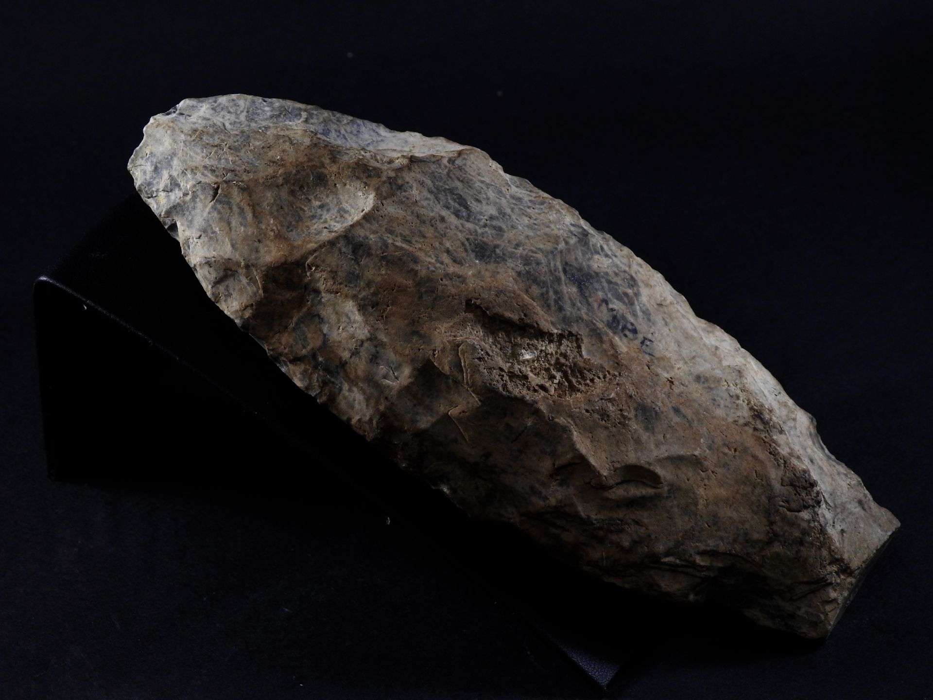 Silex de type néolithique . Marqué « Combe ». -