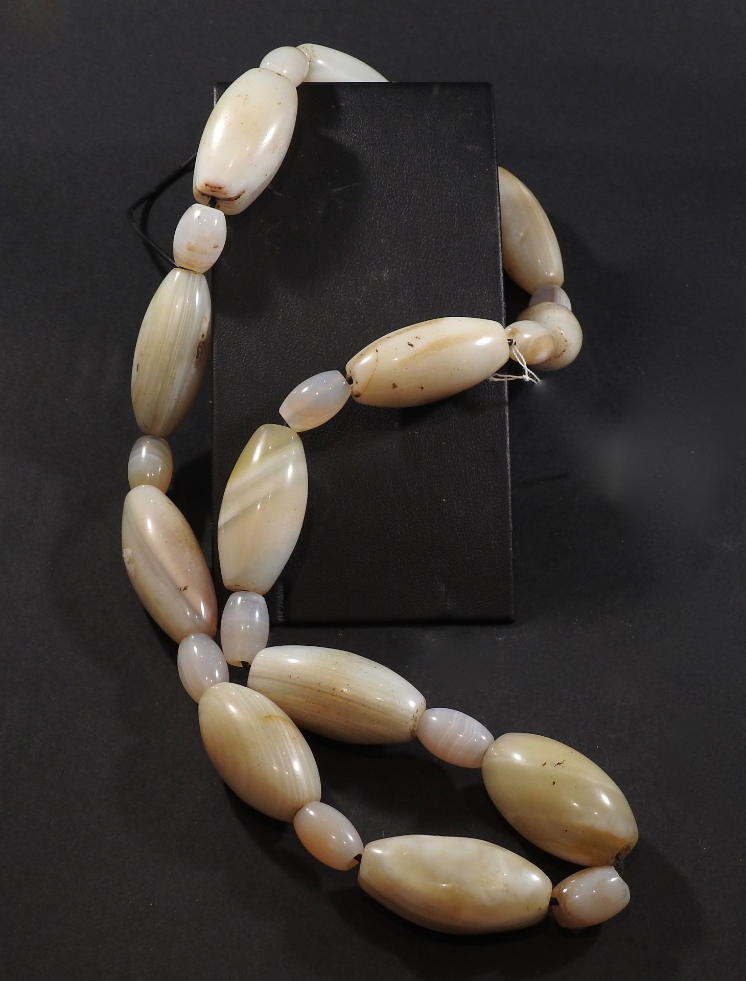 Collier de perles anciennes en agate néolithiques. En l’état. - Remontées. -