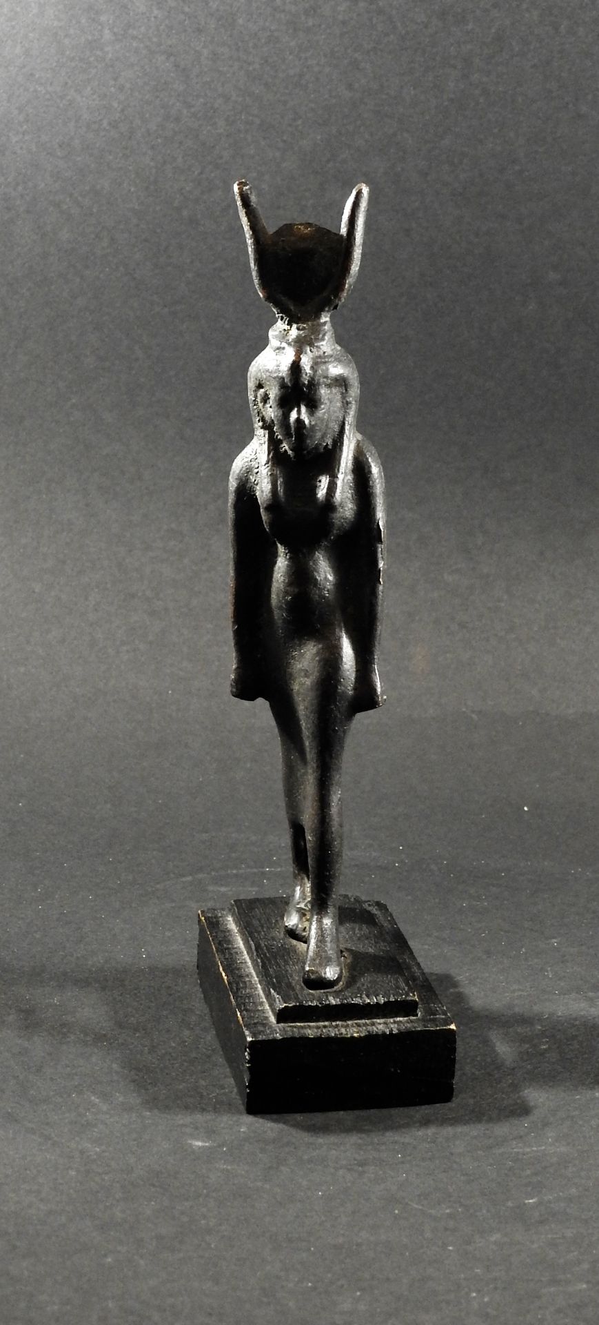 Déesse Isis Hathor. - Bronze patiné. Style saïte. - H :16cm. -