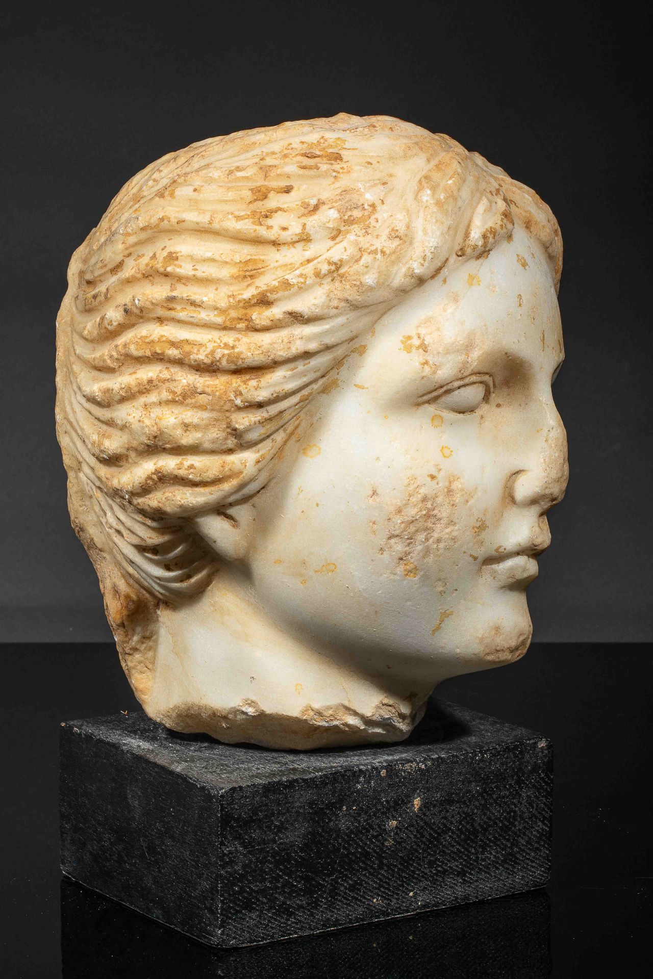 Tête féminine probablement de la Déesse Vénus . Marbre patiné. Epoque romaine. [...] - Bild 4 aus 5