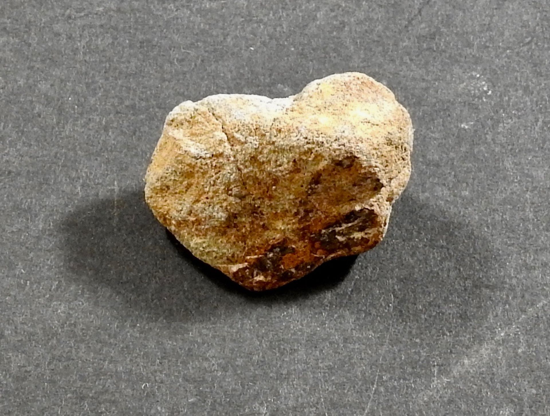 Météorite. Chondrite . - Fragment provenant de l’explosion du cœur d’un [...]