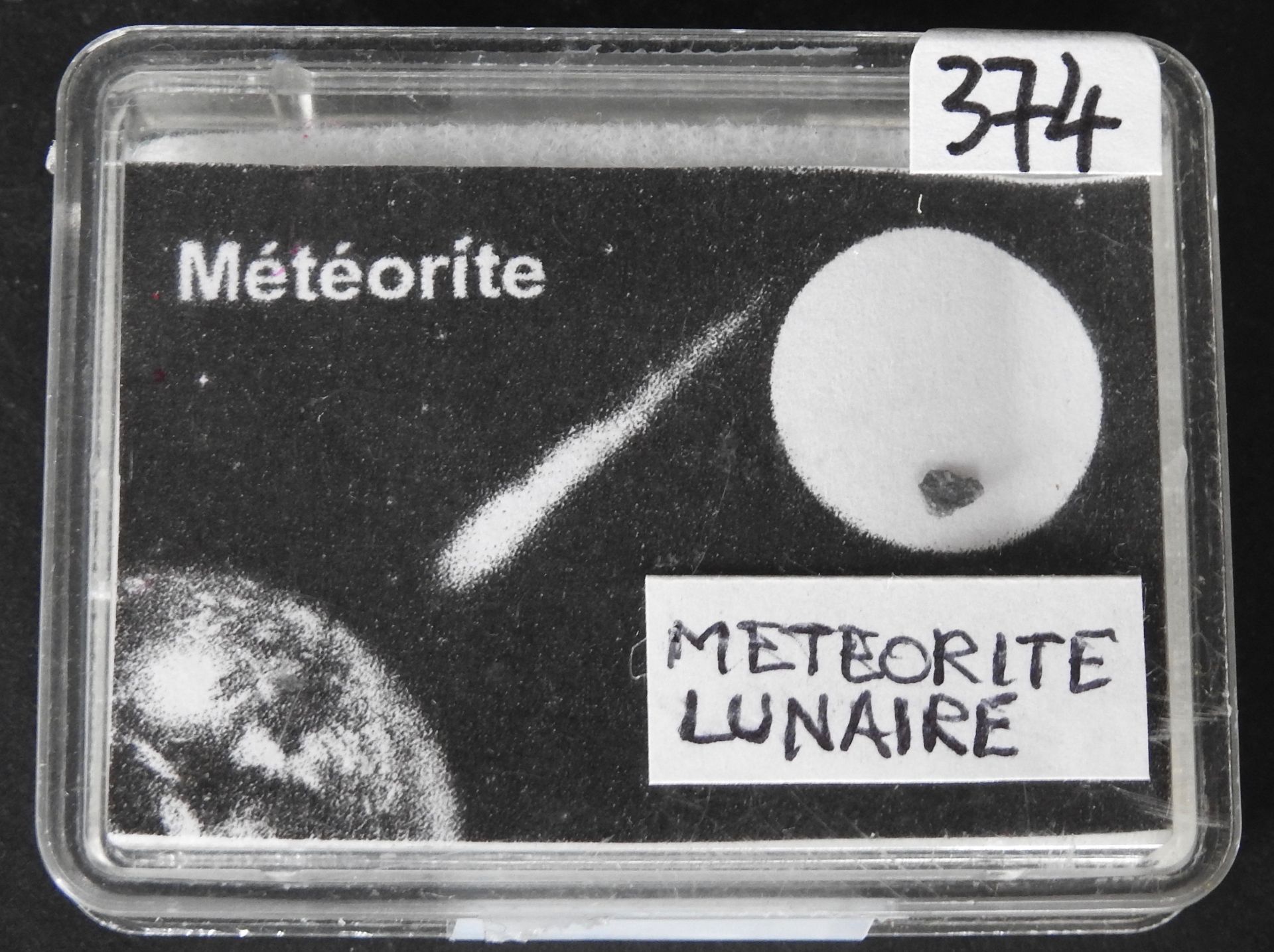 Rare météorite lunaire. - Contenant des fragments infimes de la Lune. Confer les [...]