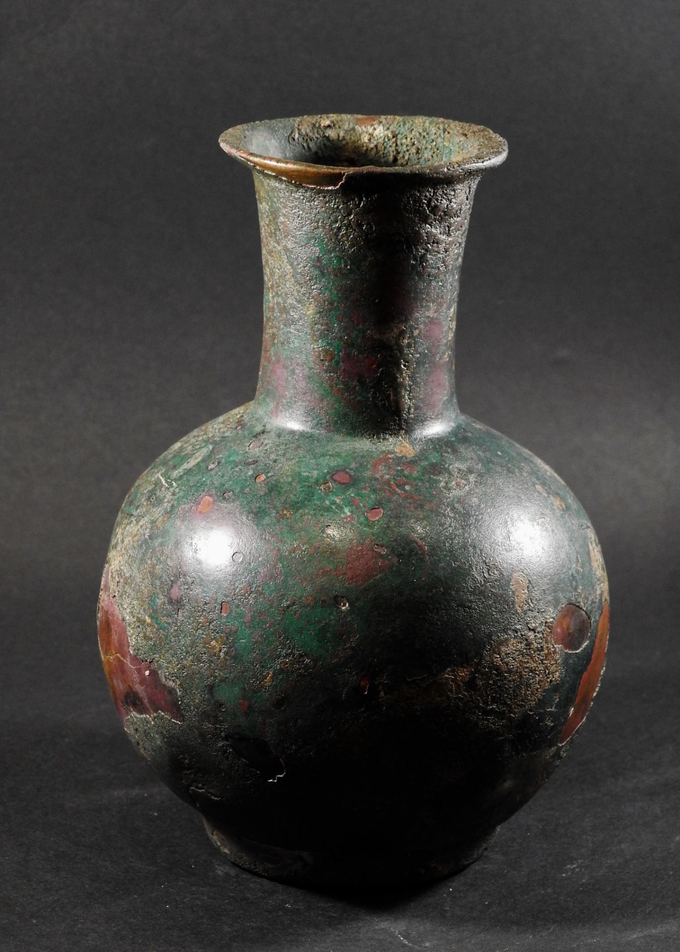 Vase à piédouche. Style gallo-romain. Bronze . Divers - enfoncements. L :15cm. -