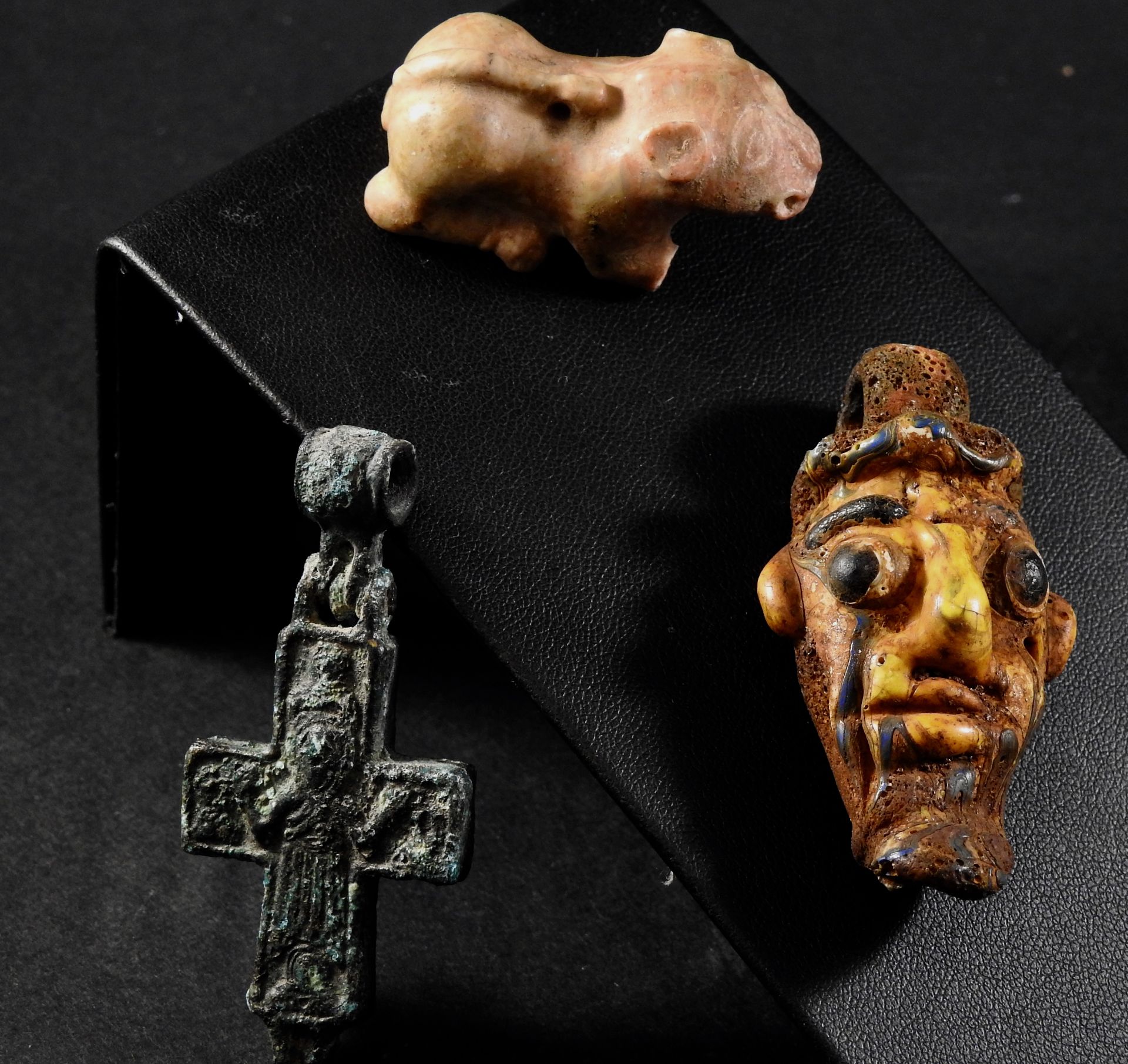 Croix encolpion,tête amulette pâte de verre,et animal en pierre . Style antique. -
