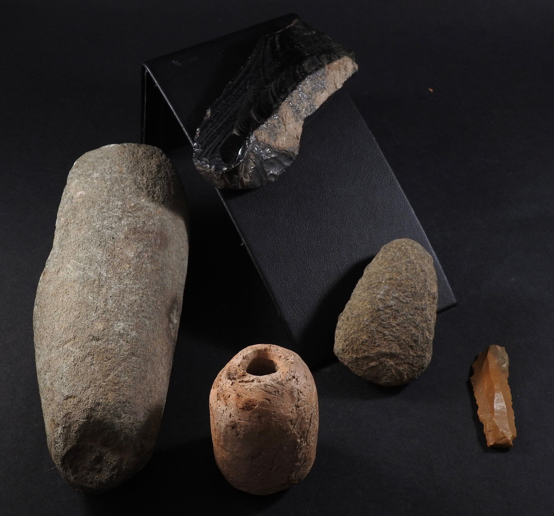 Lot de cinq objets préhistoriques. Matières diverses dont une perle en terre cuite. [...]