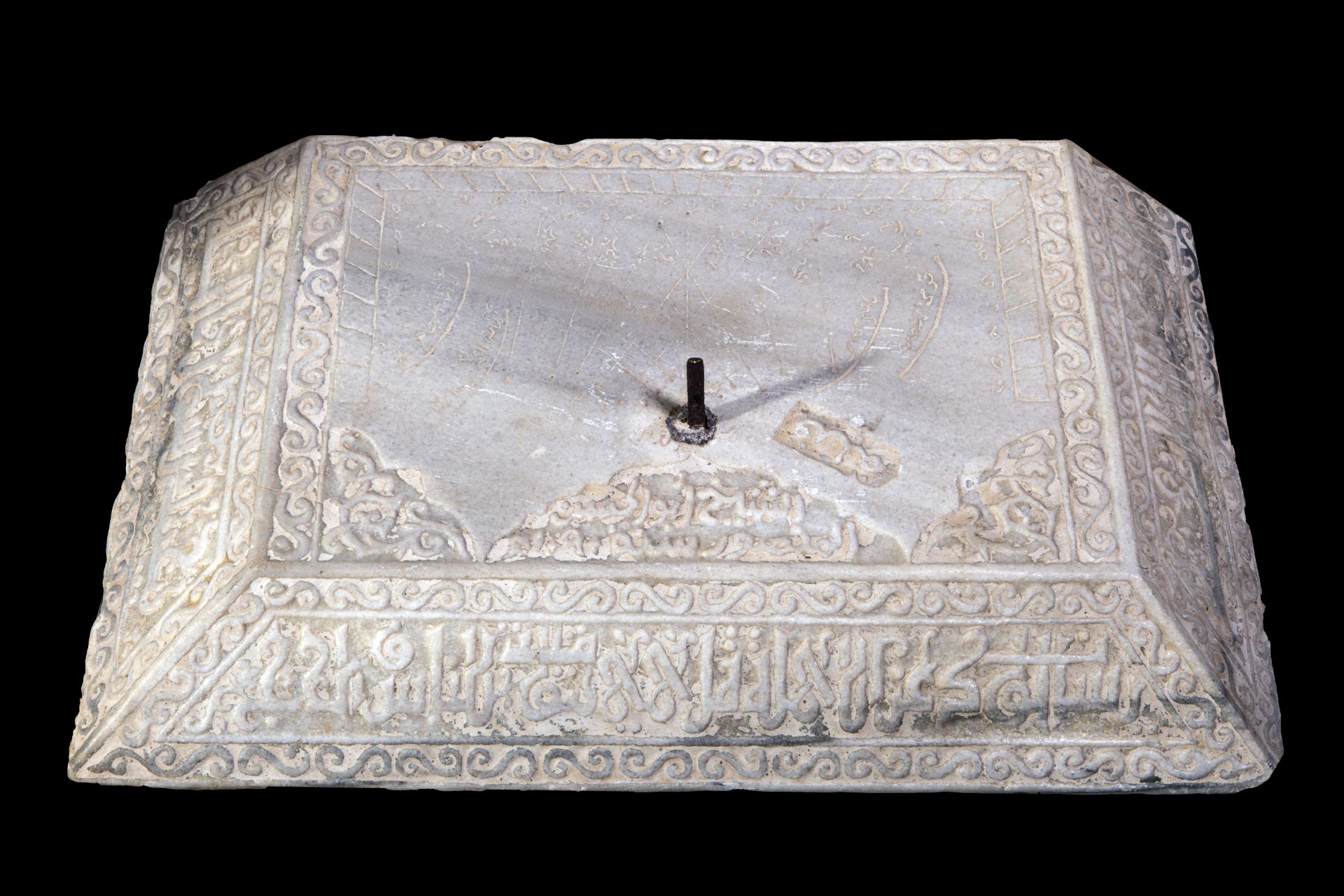 Cadran solaire. Marbre patiné. Inscription coranique du Cheikh Abou Hassan - [...]