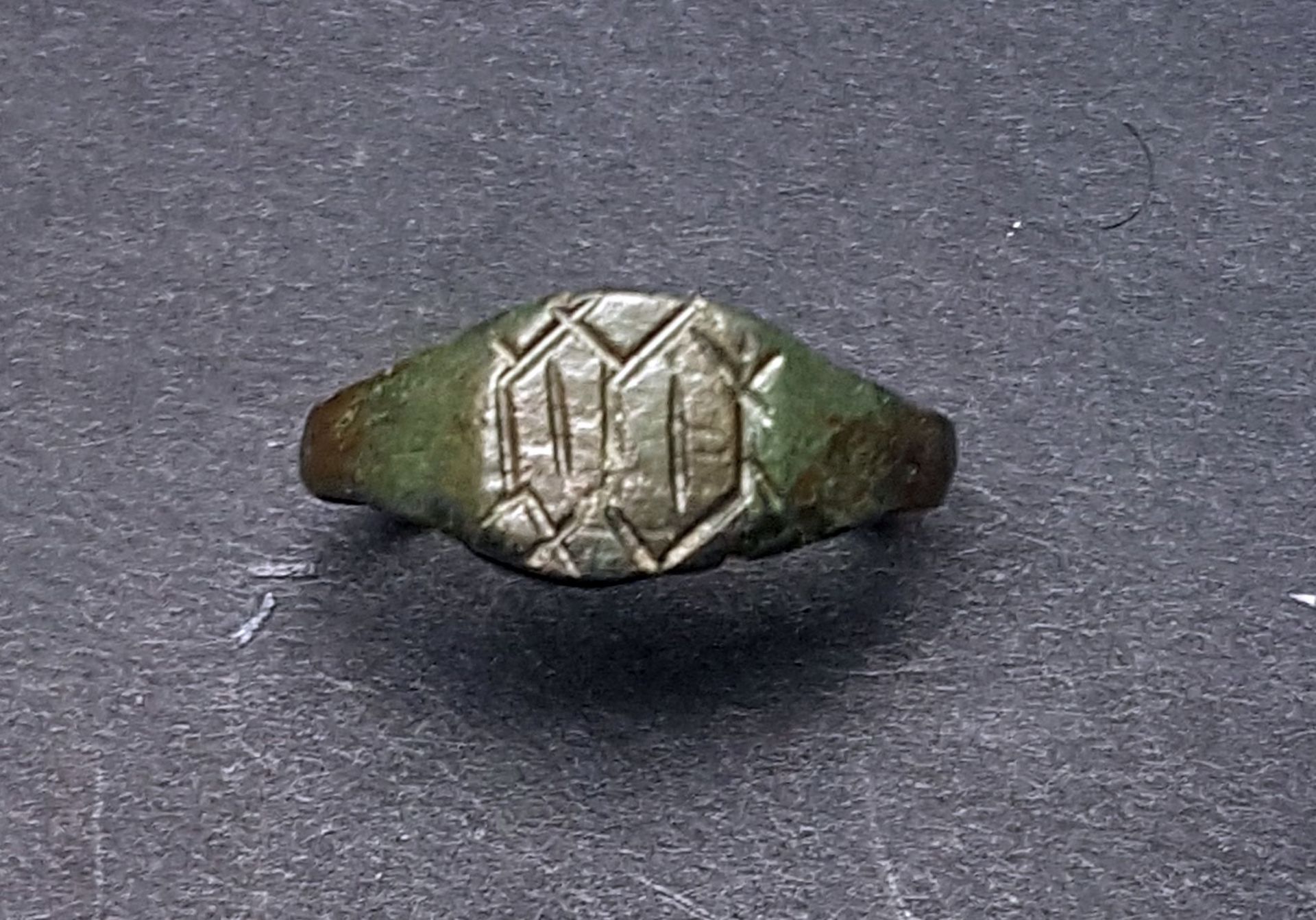 Bague à décor de lettres gothiques - Bronze 2,1 cm - XIV-XVIème siècle -