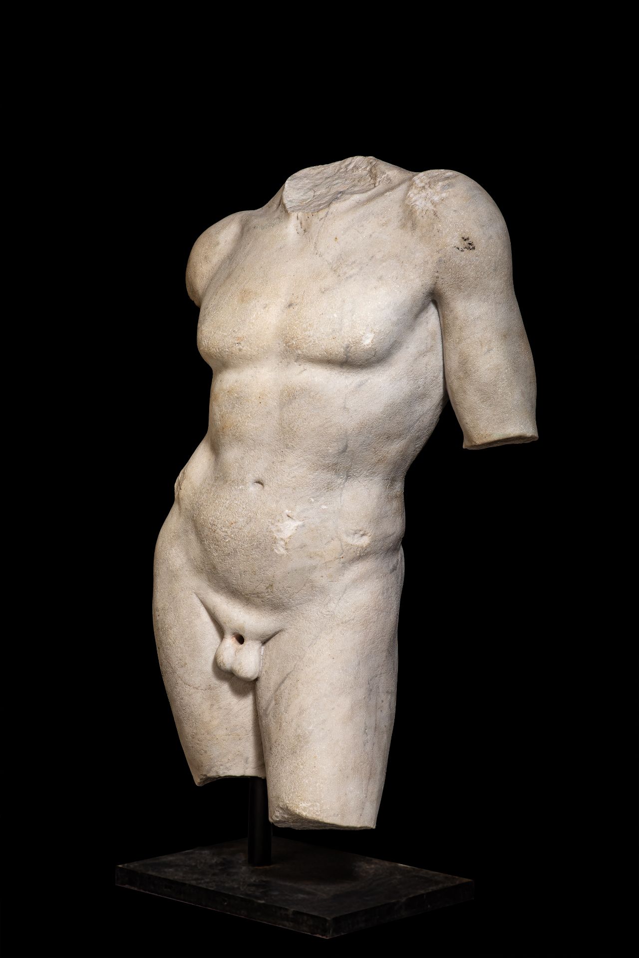 Corps acéphale d’un éphèbe nu, le sexe sculpté à part a disparu. En l’état, [...]