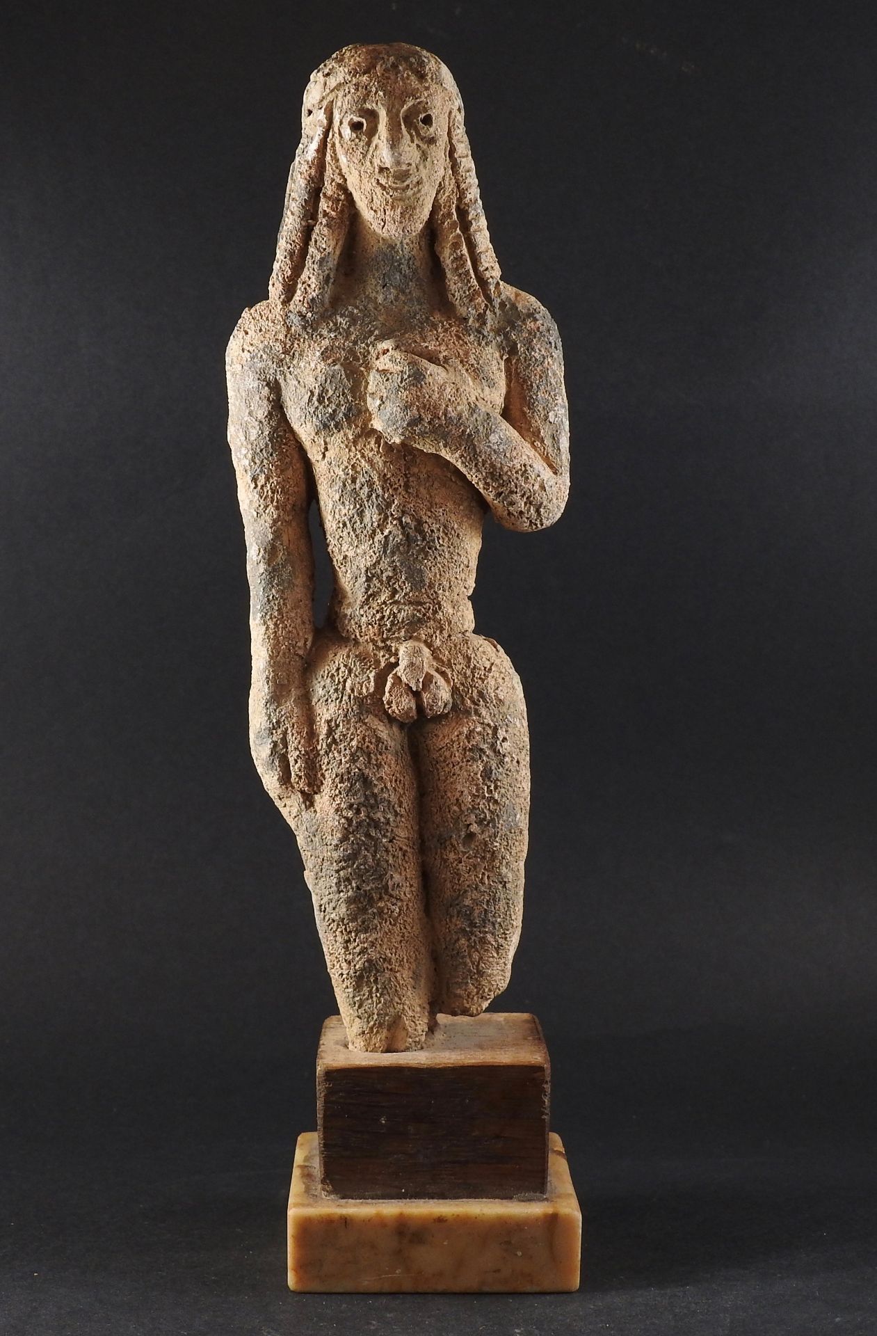 Statuette de Kouros. - Terre cuite grise . Style archaïque. Concrétions. - [...]