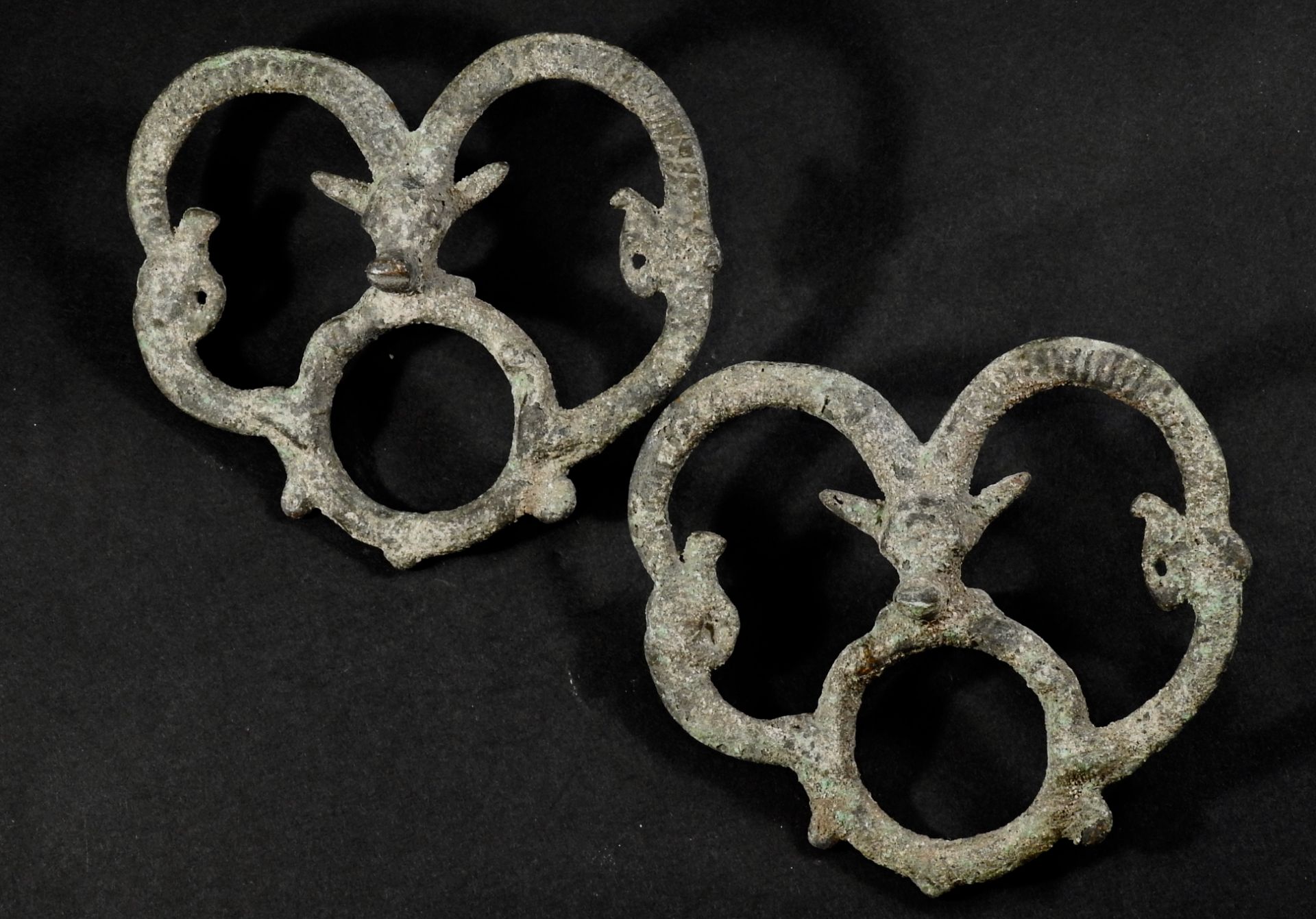 Deux ornements à décor de cervidés, probablement anneaux passe guide ou parties [...]