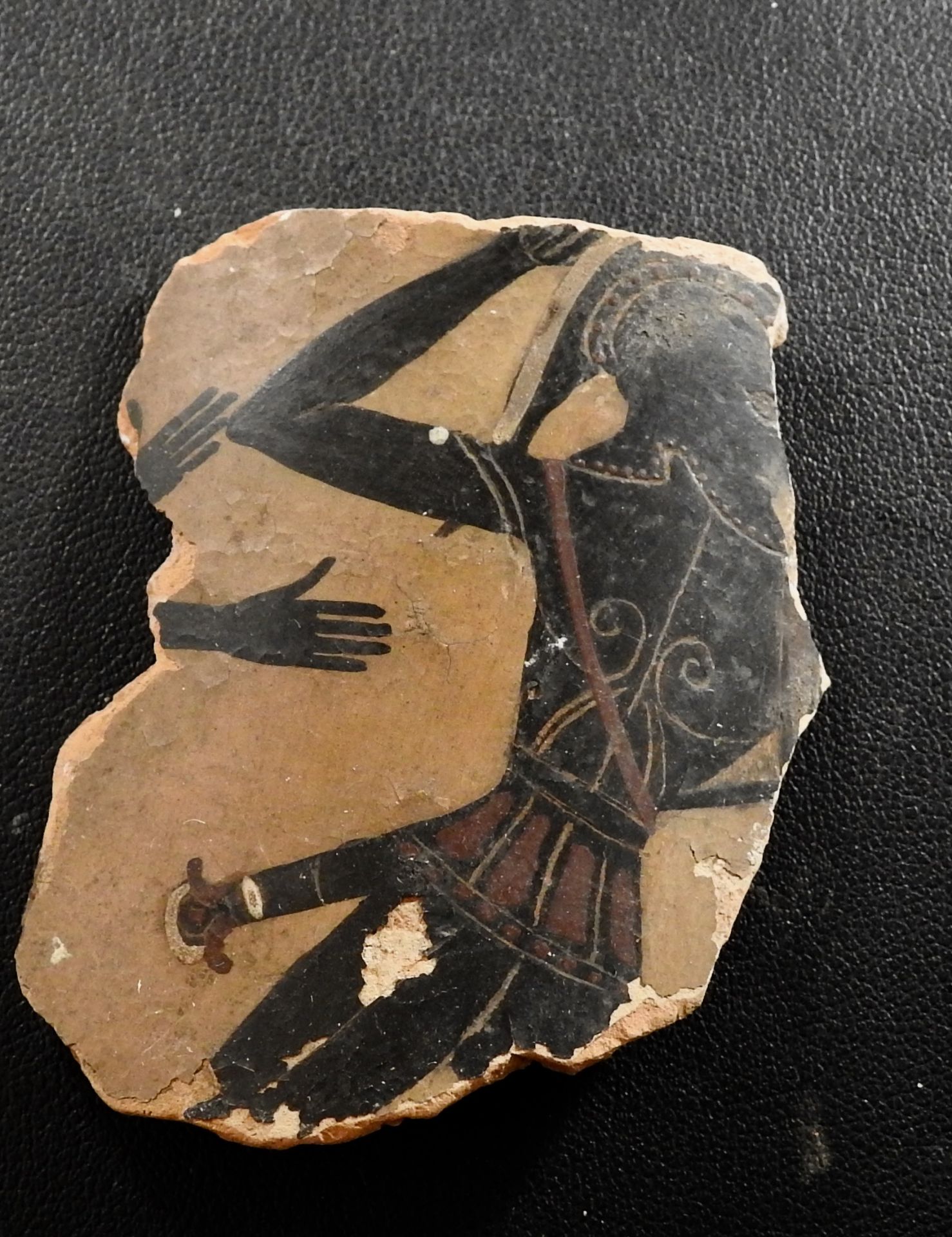 Fragment de vase à figures noires orné d’un guerrier. Vès av J. C. L :5,5cm. -