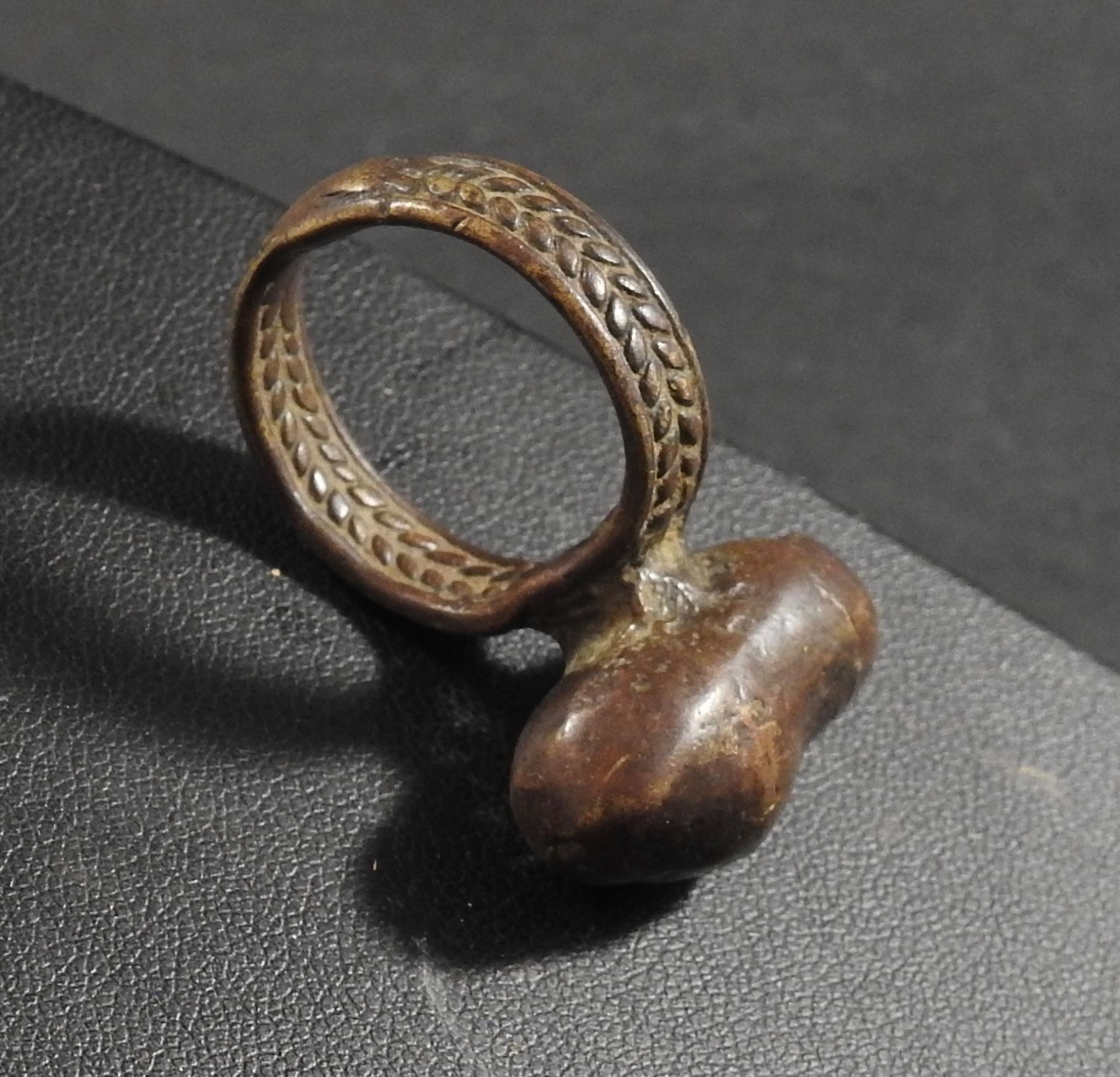 Bague cacahuète. - Bronze. -