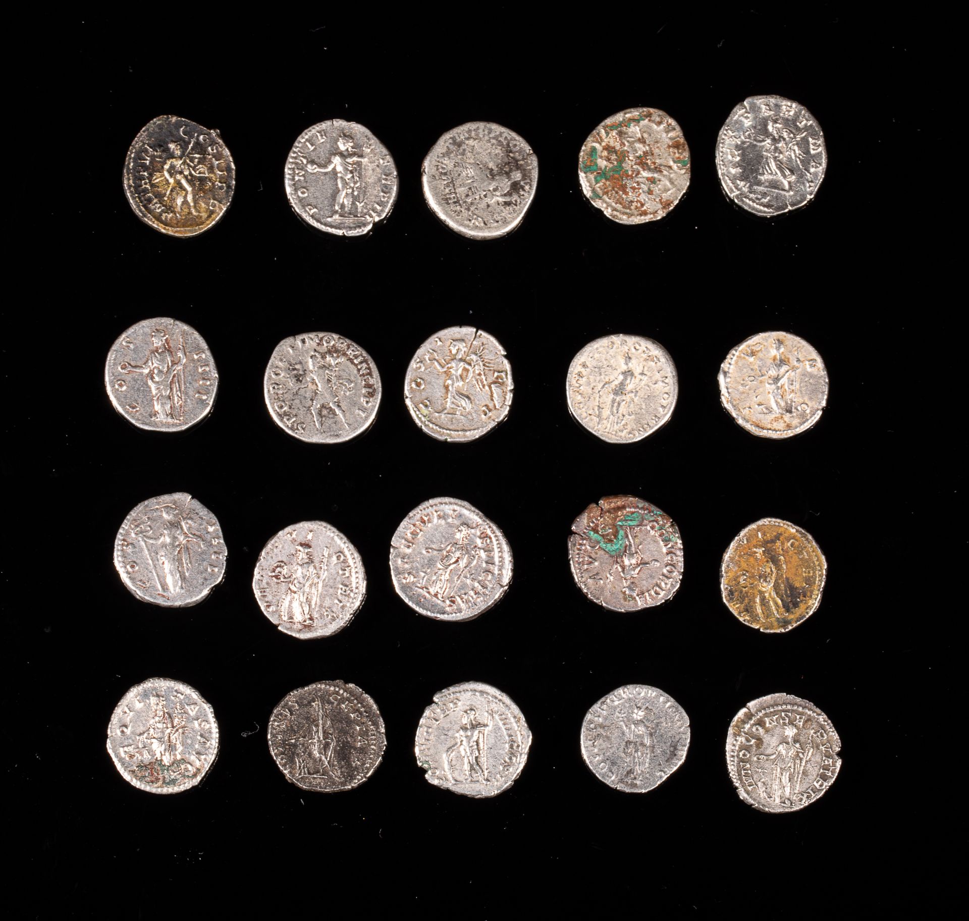 Lot d’une vingtaine de monnaies romaines. Argent. -