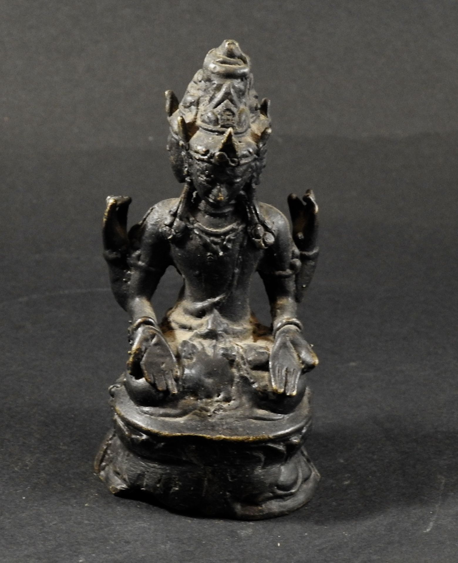 Dieu Vishnu,l’Unique et le Multiple,tricéphale,orné à quatre bras sur un trône [...]