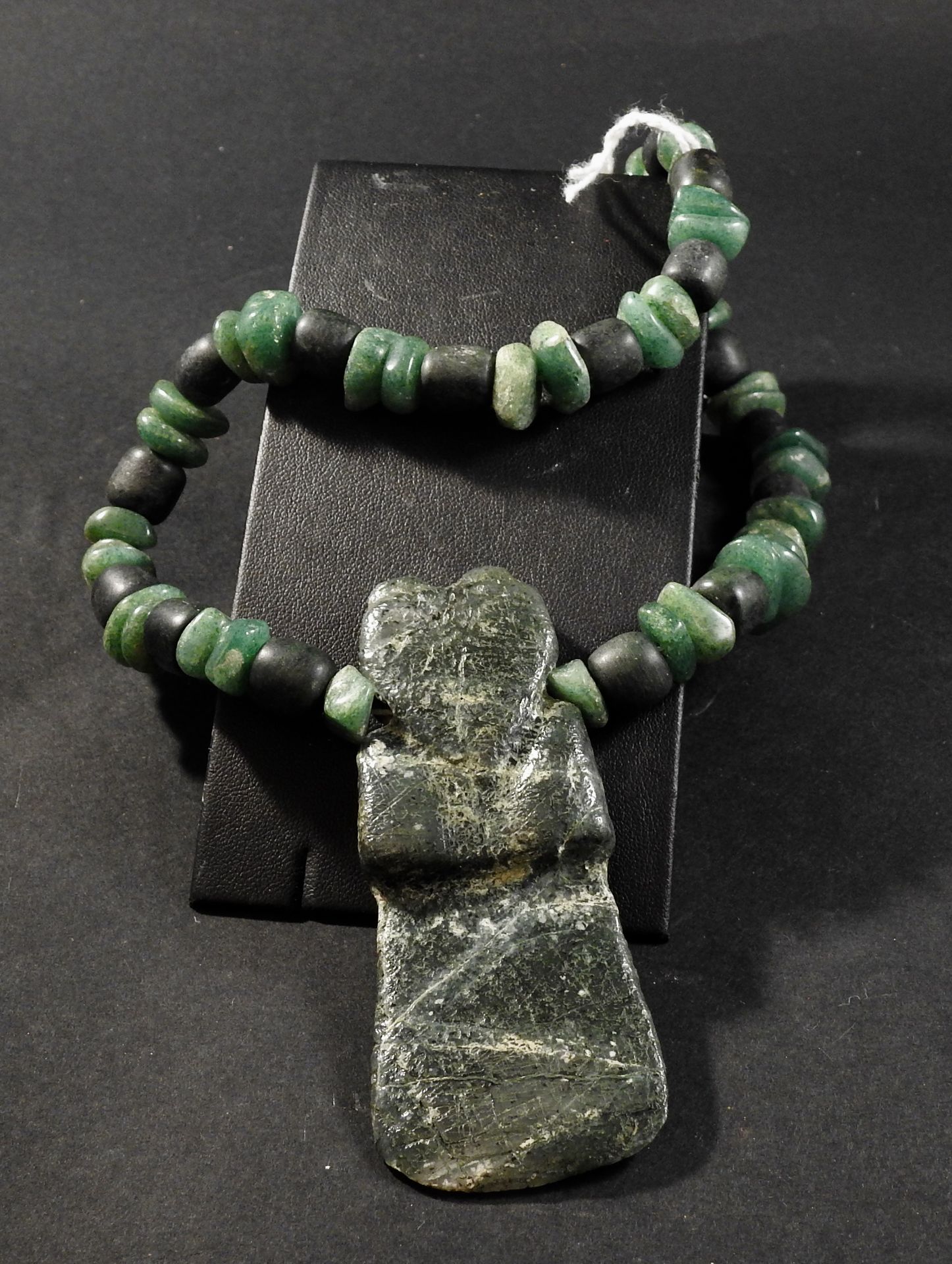 Collier de perles diverses - vertes dont jade. Pendentif très ancien en jade [...]