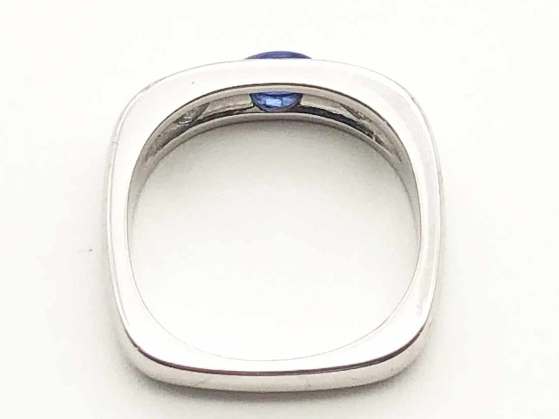 Ring 750 WG / 5,8 g / 2 Diamanten im Navetteschliff, 1 Saphir Cabochon, leicht defekt, punziert - Bild 11 aus 15