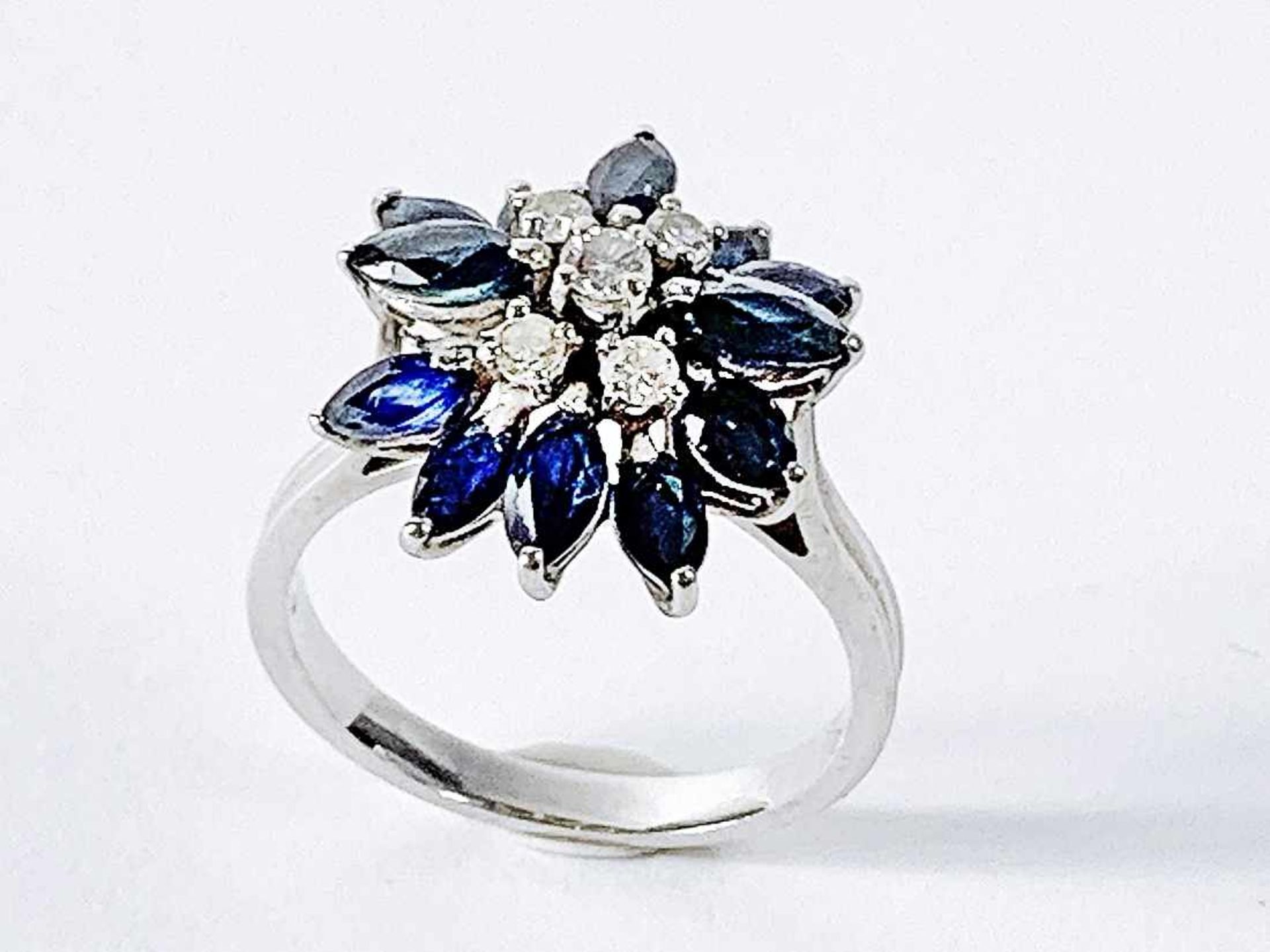 Ring 750 WG / 5,2 g, 5 Brillanten ca. 0,12 ct W si, 12 Saphire im Navetteschliff; RG: ca. 58