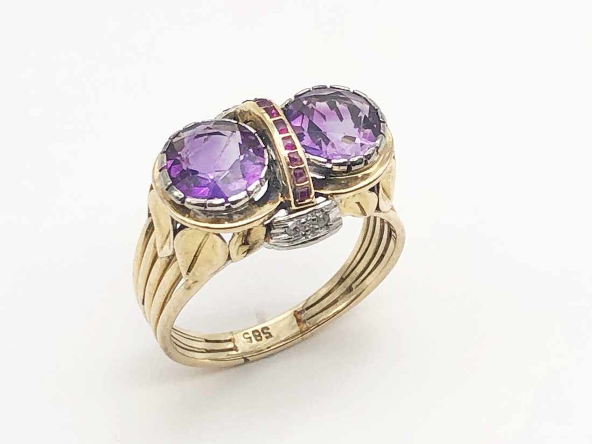 Ring 585 GG / 7,7 g, 2 Amethyste, Ø ca. 7,2 mm, kleine rote Farbsteine, defekt, 4 kleine - Bild 2 aus 7