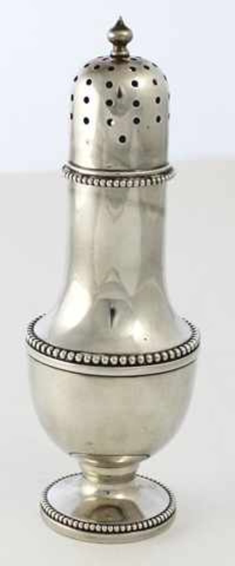 Gewürzstreuer mit abnehmbarem Deckel in 835er Silber, punziert B & N; Gewicht: 102 g, Höhe: 15,0 cm.