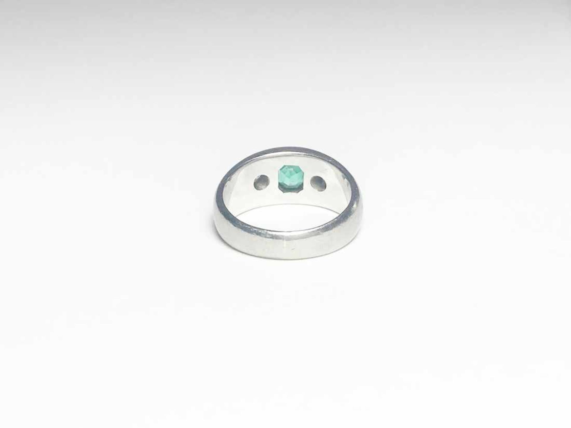 Ring Platin / 11,0 g, 1 Smaragd defekt, 2 Brillanten ca. 0,28 ct W si; RG: ca. 53 - Bild 11 aus 11