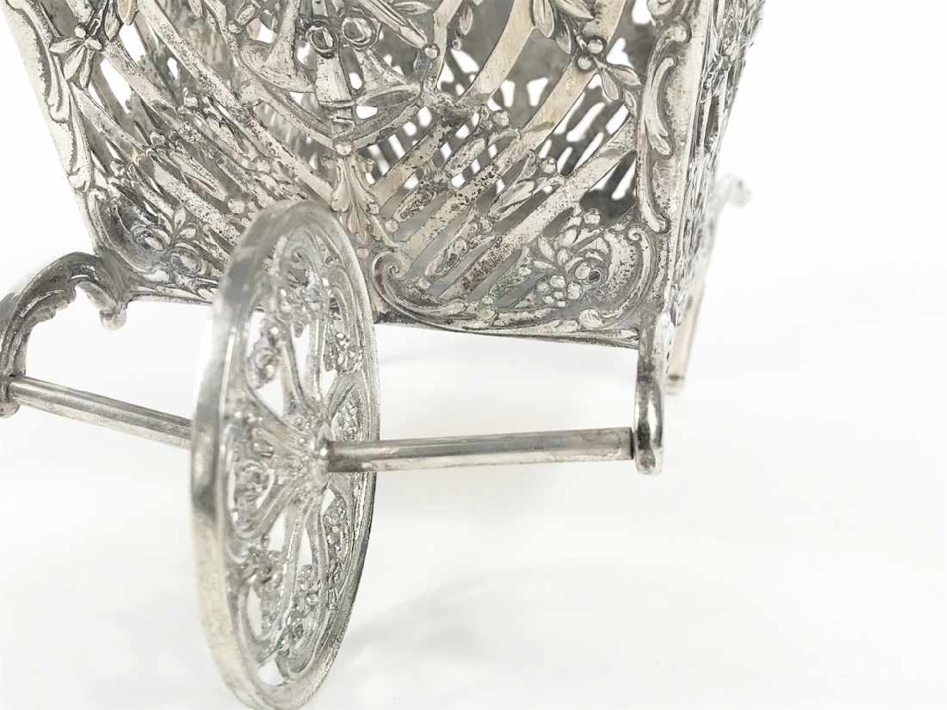 Schubkarre mit drehbarem Rad, 835er Silber, Handarbeit, Puttidarstellungen, Rosen und - Bild 11 aus 16