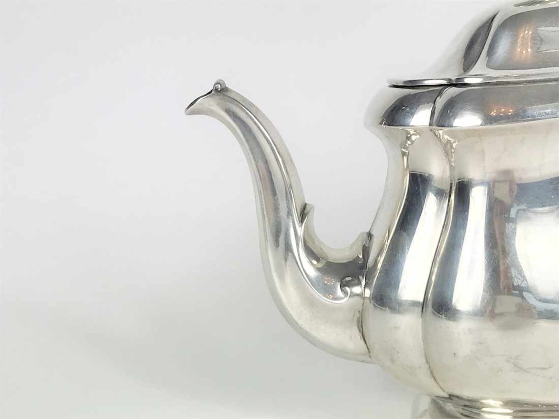 Teekanne in barocker Form in 830er Silber, Hornisolierungen am Griff, Wärmeisolierung in Craquelé. - Bild 3 aus 28