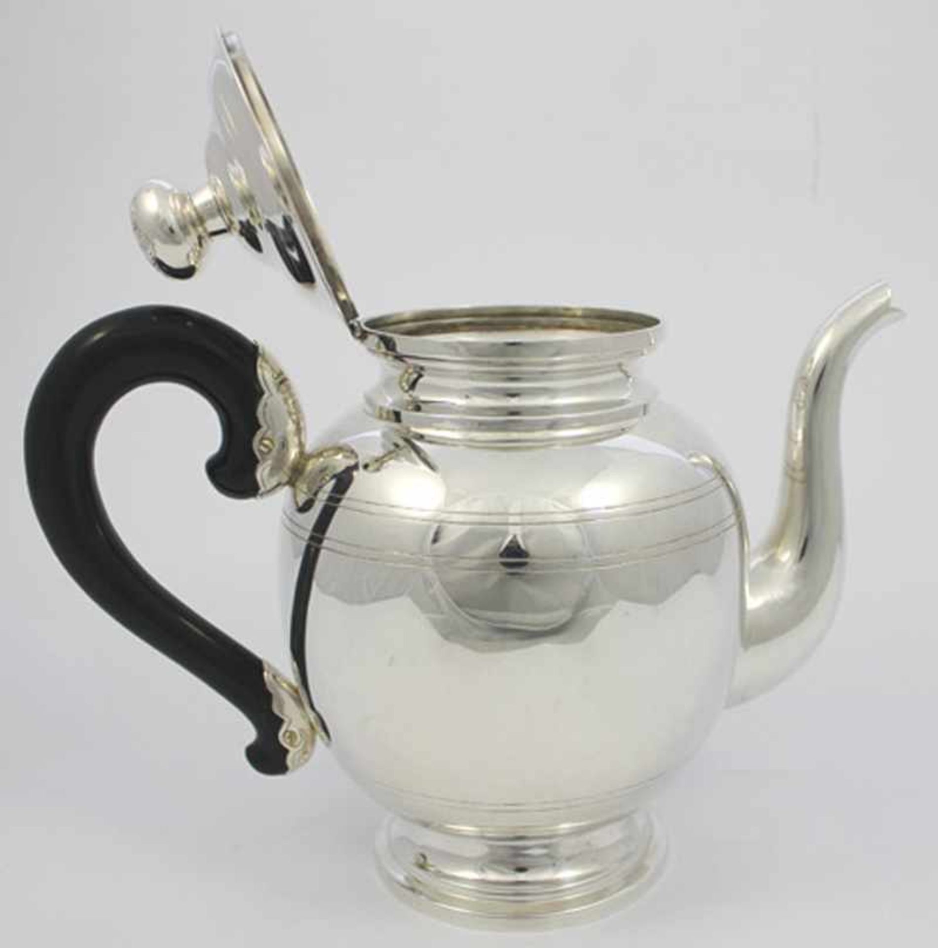 ART DECO Kaffeekanne mit getrepptem Standring und Bakelitgriff geschwärzt, 835er Silber; Gewicht: - Bild 3 aus 6