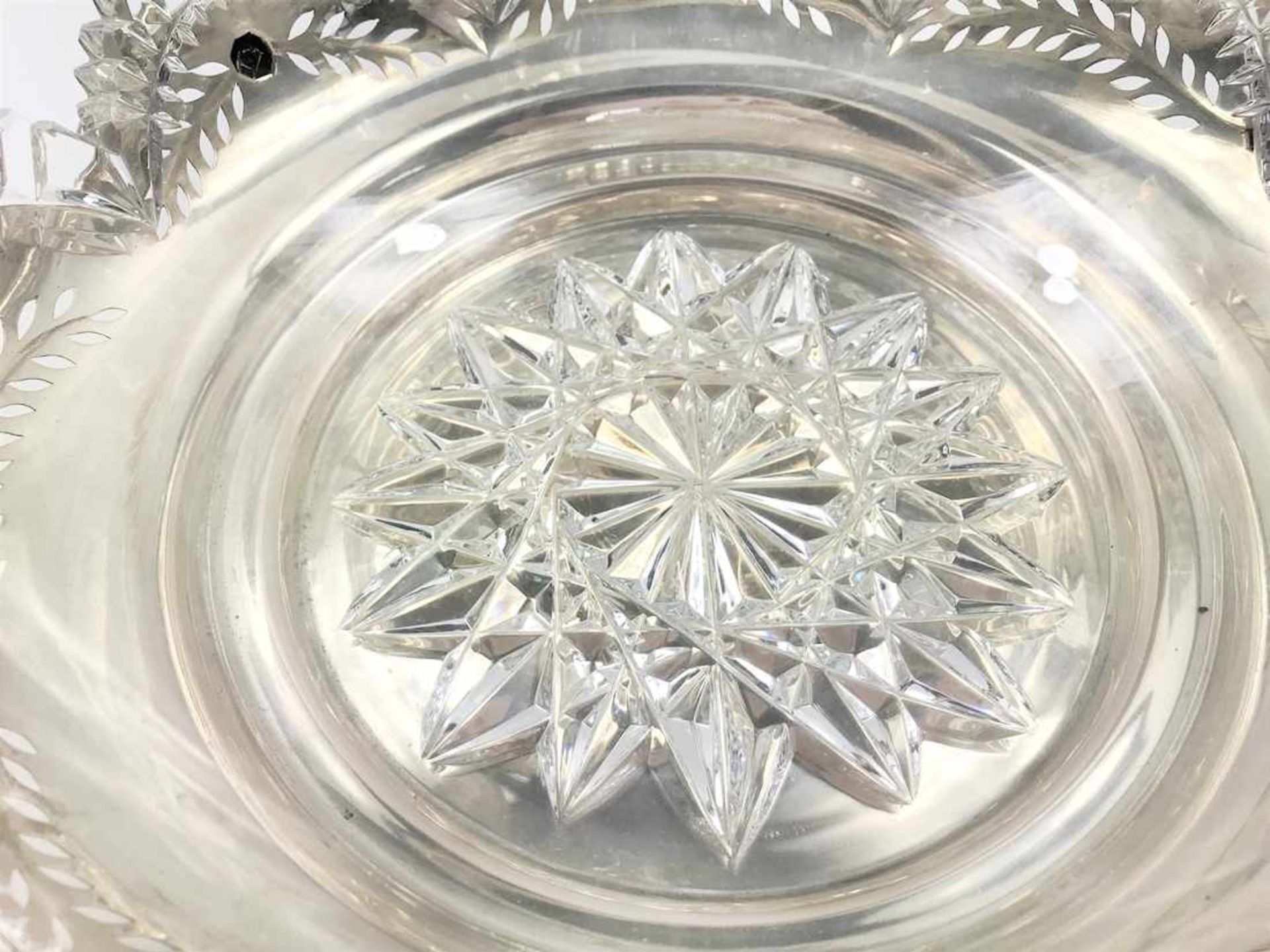 Große Korbschale mit Kristallglaseinsatz, passiger Wandung und Bügel in 800er Silber, hergestellt in - Bild 4 aus 17