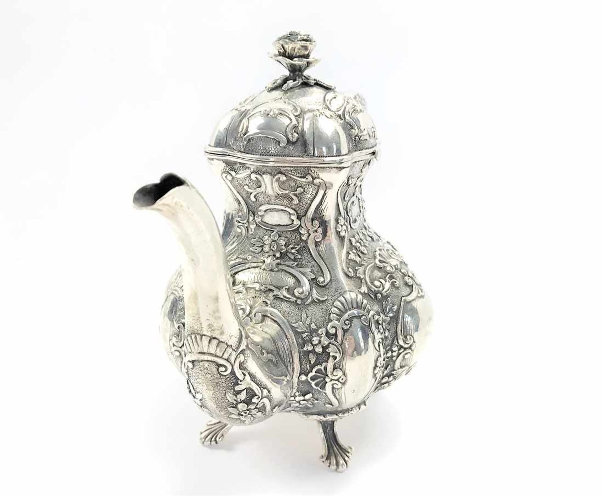 Kaffee- oder Teekanne mit reichem, reliefierten floralen Dekor in 830er Silber, leere - Bild 5 aus 16