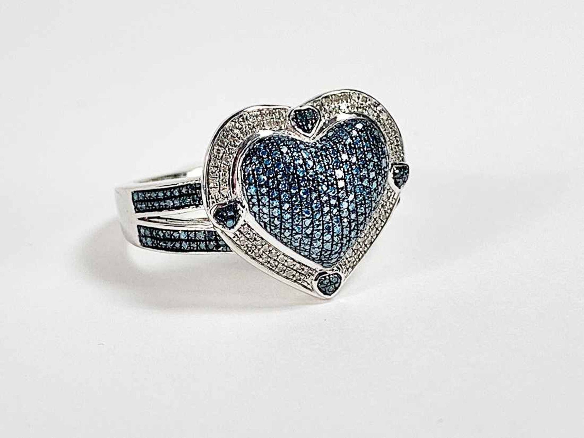 Herz-Ring 925er Silber, besetzt mit blauen und weißen Diamanten; Gewicht: 6,9 g, RG: 64 - Bild 2 aus 8