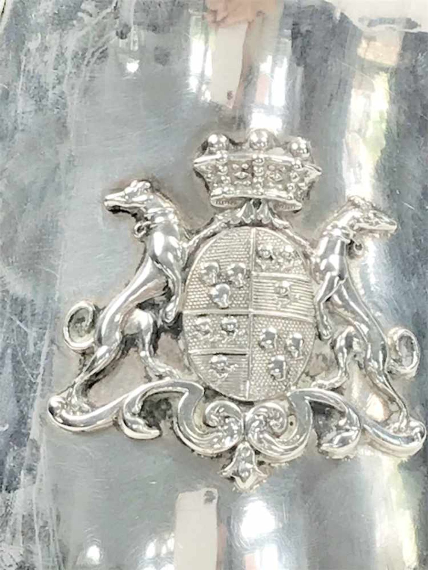 Große Sauciere mit glatter Wandung und aufgesetztem Wappen in 800er Silber, hergestellt in - Bild 17 aus 21