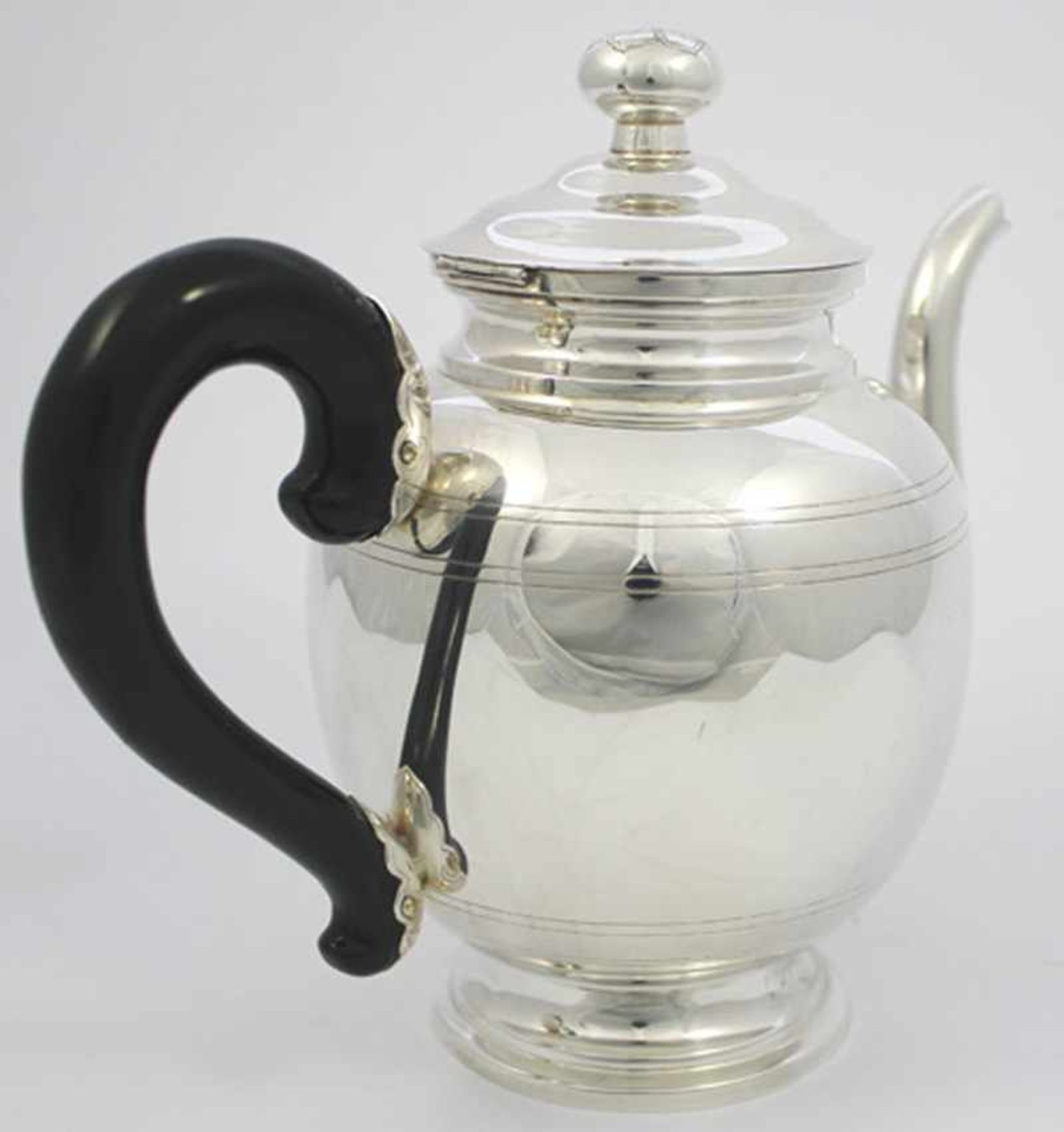 ART DECO Kaffeekanne mit getrepptem Standring und Bakelitgriff geschwärzt, 835er Silber; Gewicht: - Bild 2 aus 6