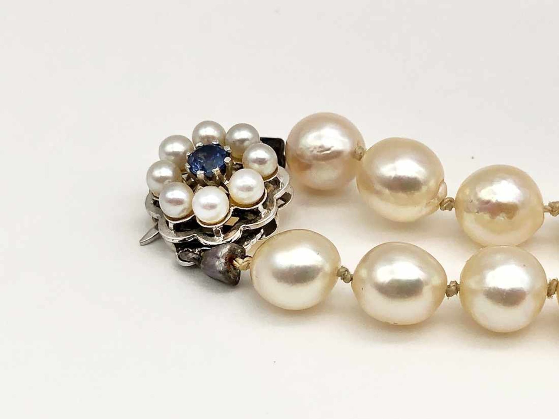 Perlenkette mit Saphirverschluss 585 WG/GG, 1 Saphir; Länge Kette: ca. 88 cm, Ø Schließe ca. 1,36 - Bild 3 aus 8