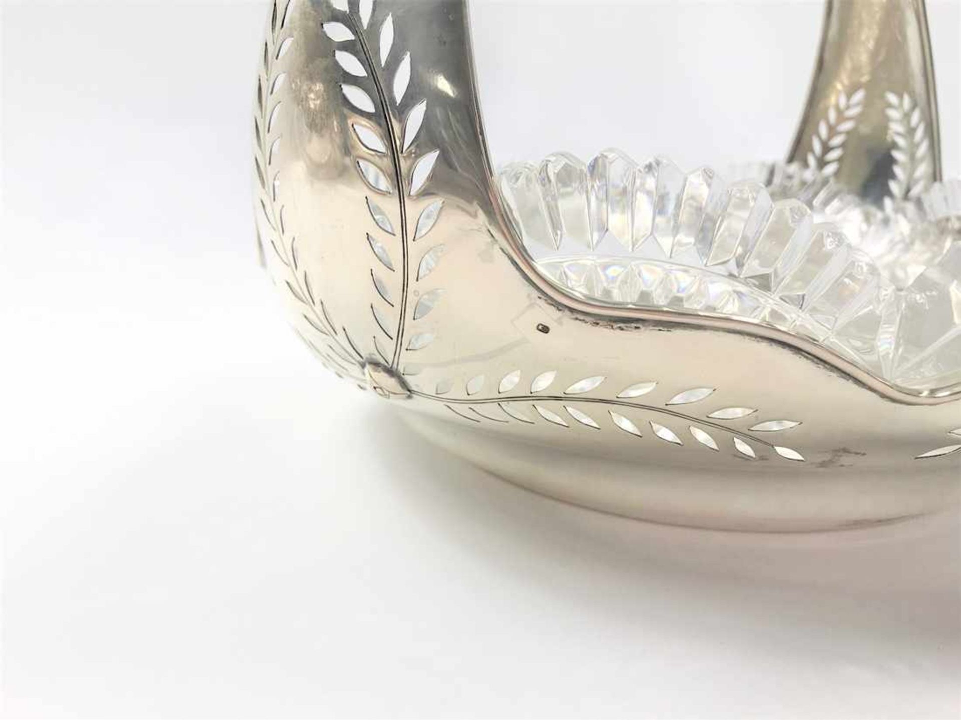 Große Korbschale mit Kristallglaseinsatz, passiger Wandung und Bügel in 800er Silber, hergestellt in - Bild 7 aus 17