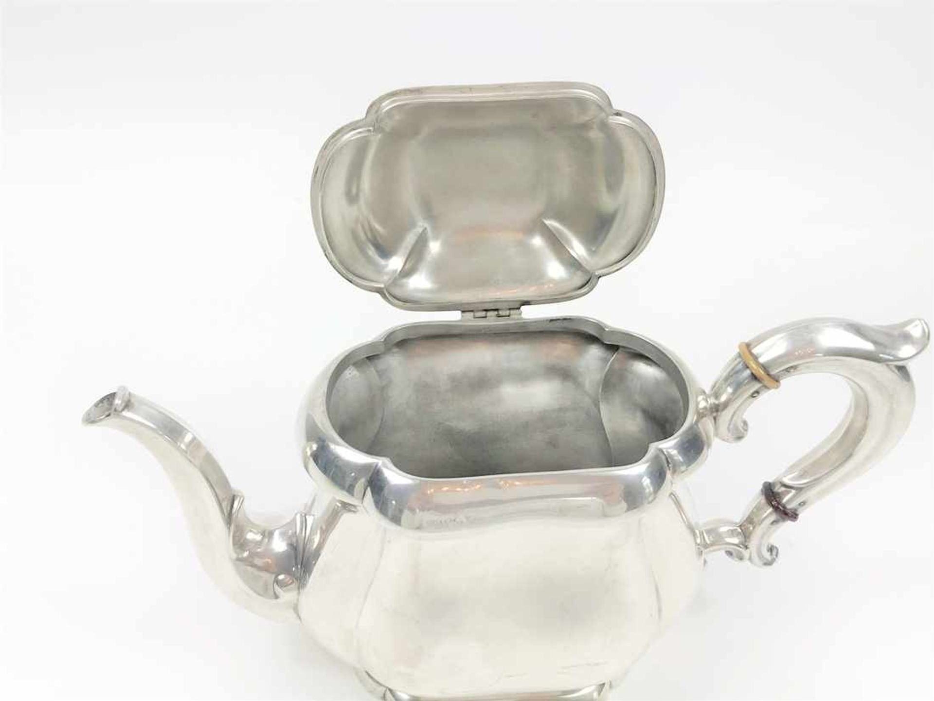 Teekanne in barocker Form in 830er Silber, Hornisolierungen am Griff, Wärmeisolierung in Craquelé. - Bild 12 aus 28