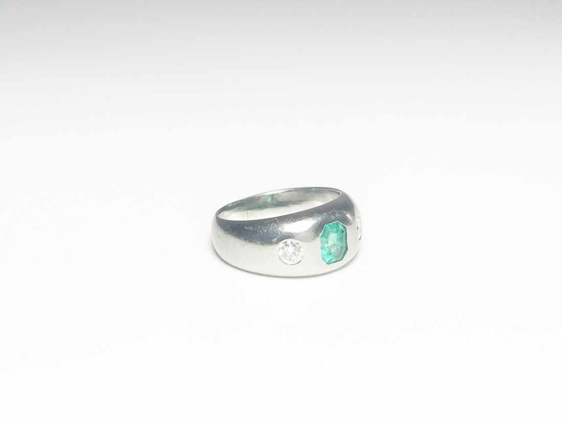 Ring Platin / 11,0 g, 1 Smaragd defekt, 2 Brillanten ca. 0,28 ct W si; RG: ca. 53 - Bild 9 aus 11