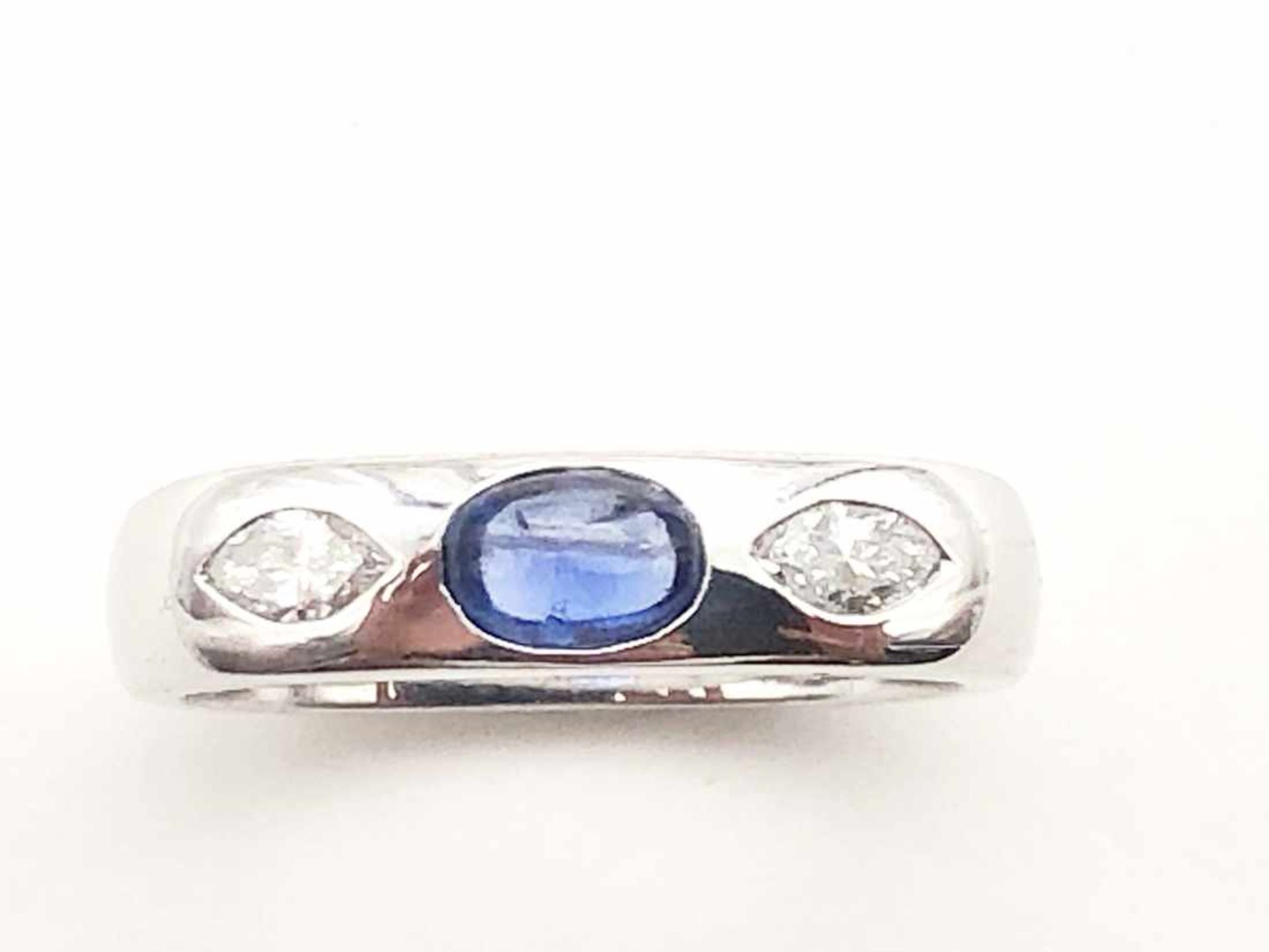 Ring 750 WG / 5,8 g / 2 Diamanten im Navetteschliff, 1 Saphir Cabochon, leicht defekt, punziert - Bild 2 aus 15