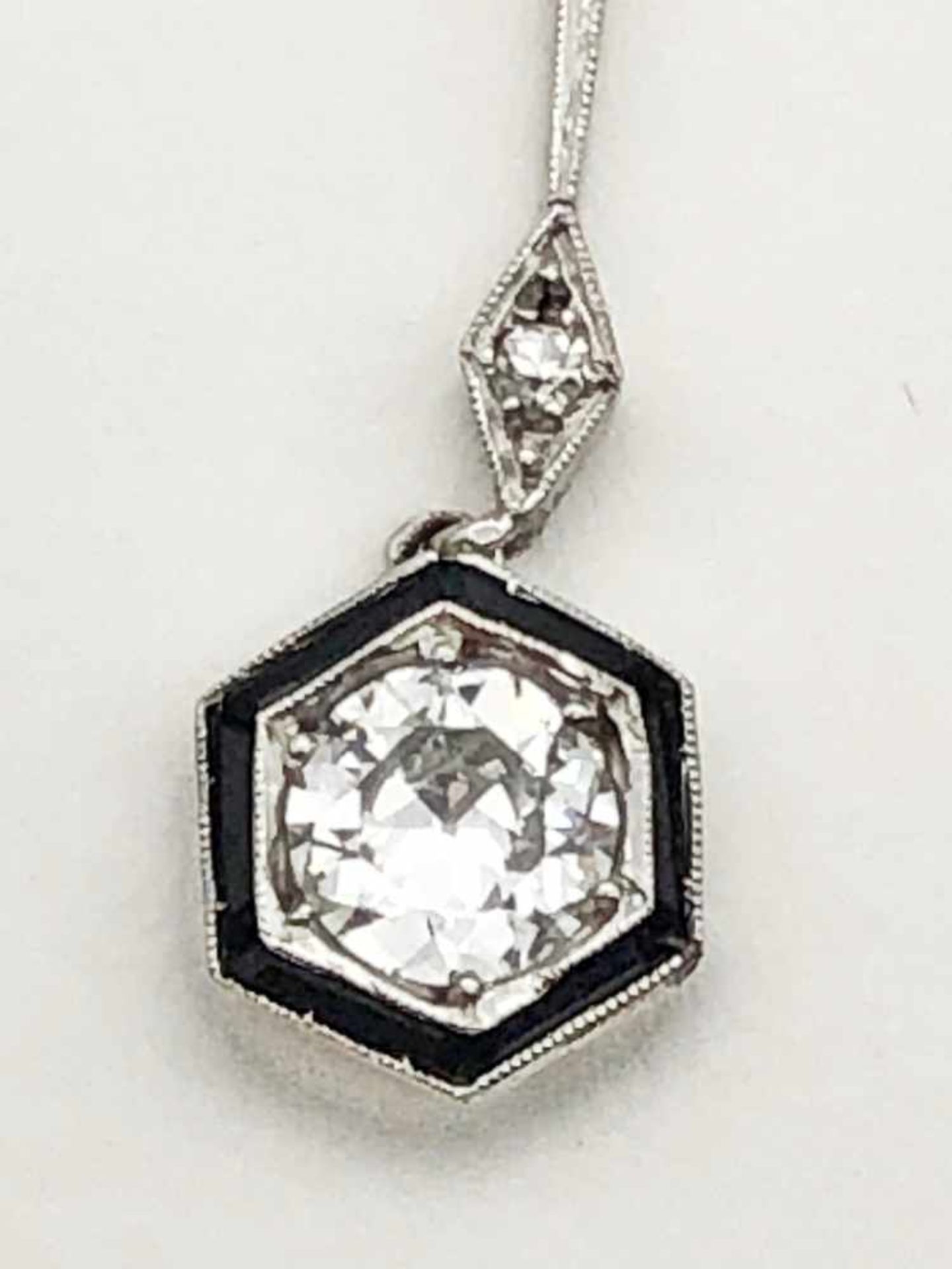 ART DECO Collier; Anhänger: Platin, Kette: 585 WG / 3,6 g, 1 Brillant Altschliff und kleine - Bild 3 aus 10