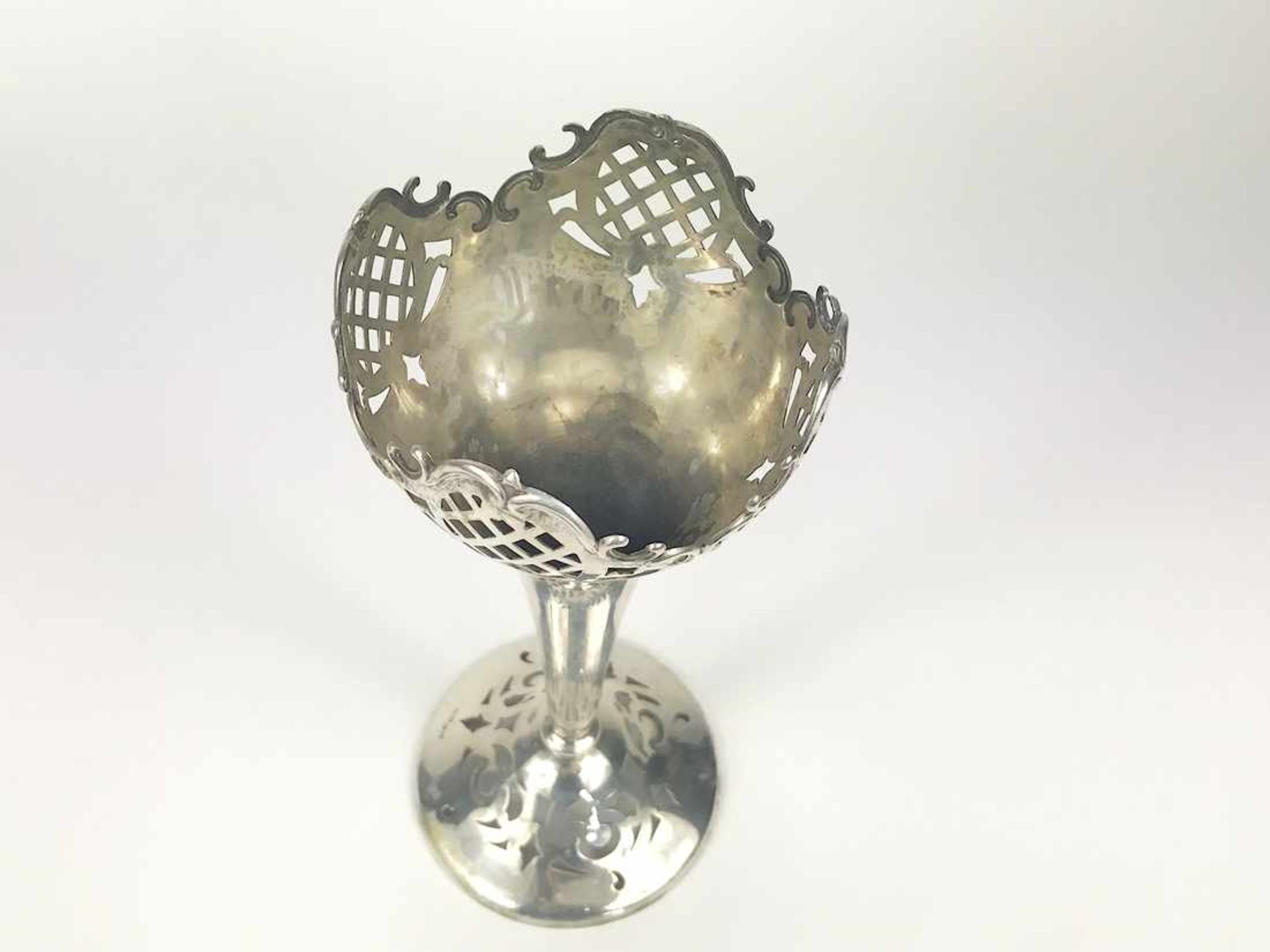 Vase in Pokalform, am oberen und unteren Bereich durchbrochen gearbeitet, 800er Silber, Höhe: 25,8 - Bild 6 aus 7