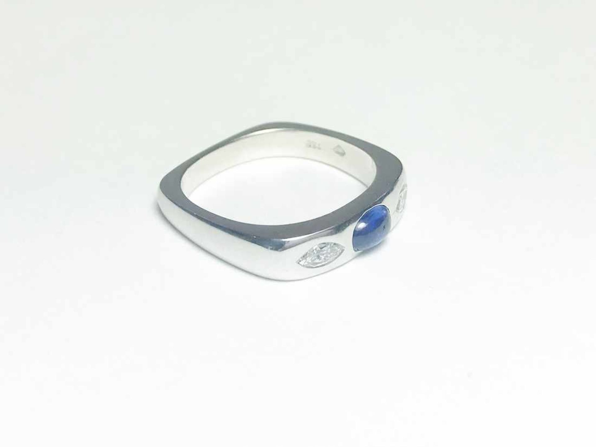 Ring 750 WG / 5,8 g / 2 Diamanten im Navetteschliff, 1 Saphir Cabochon, leicht defekt, punziert - Bild 7 aus 15