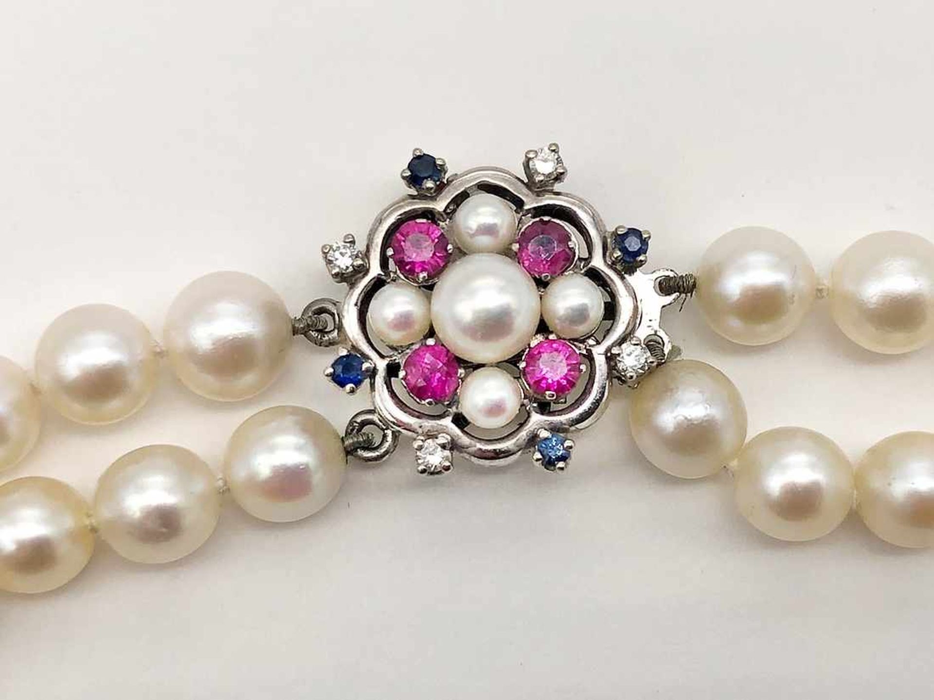 2-reihige Perlenkette 585 WG / 000, Schließe mit Perlen, 4 kleinen Brillanten und roten und blauen - Bild 2 aus 8
